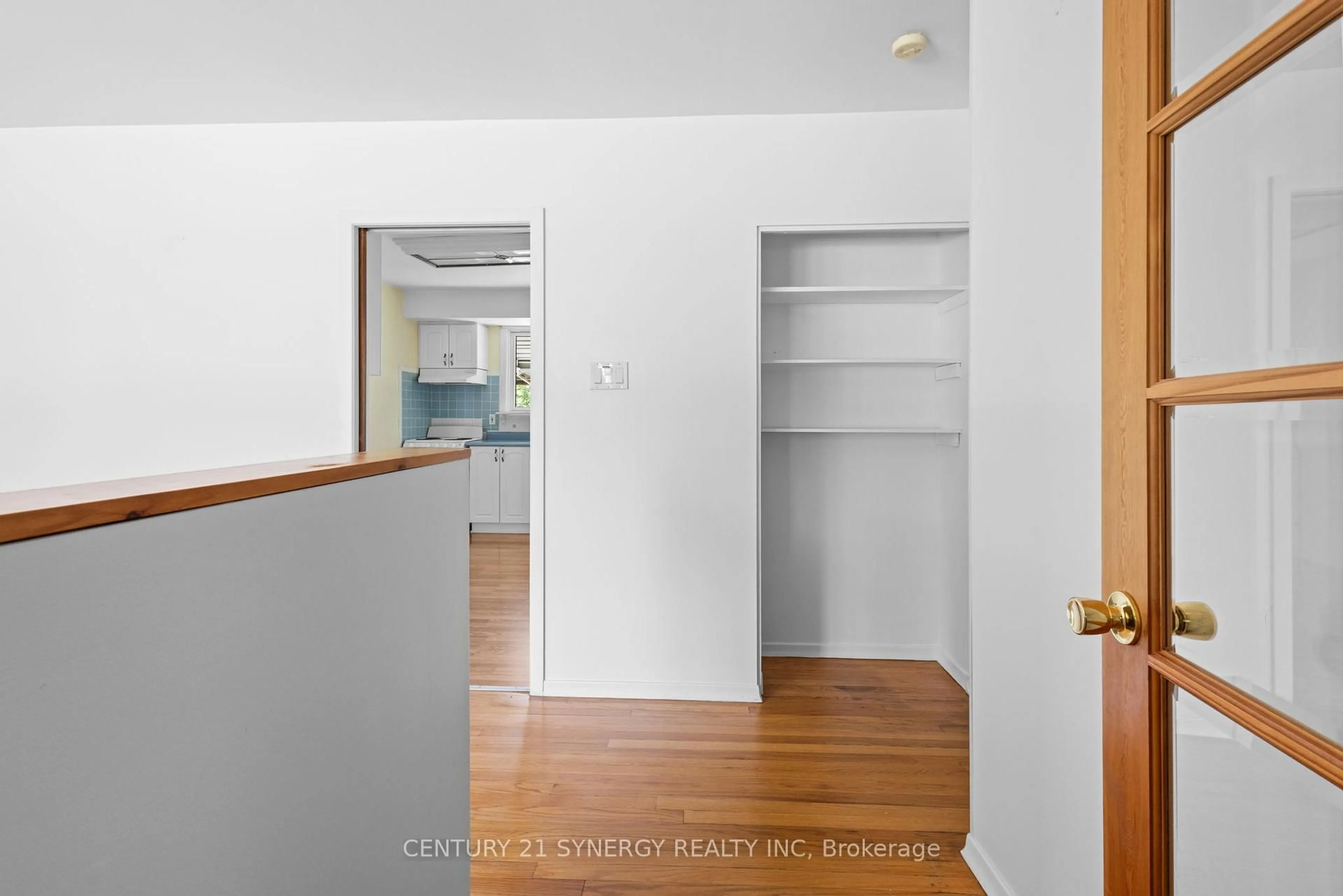 Indoor entryway for 20 Parkside Cres, Ottawa Ontario K2G 3B5