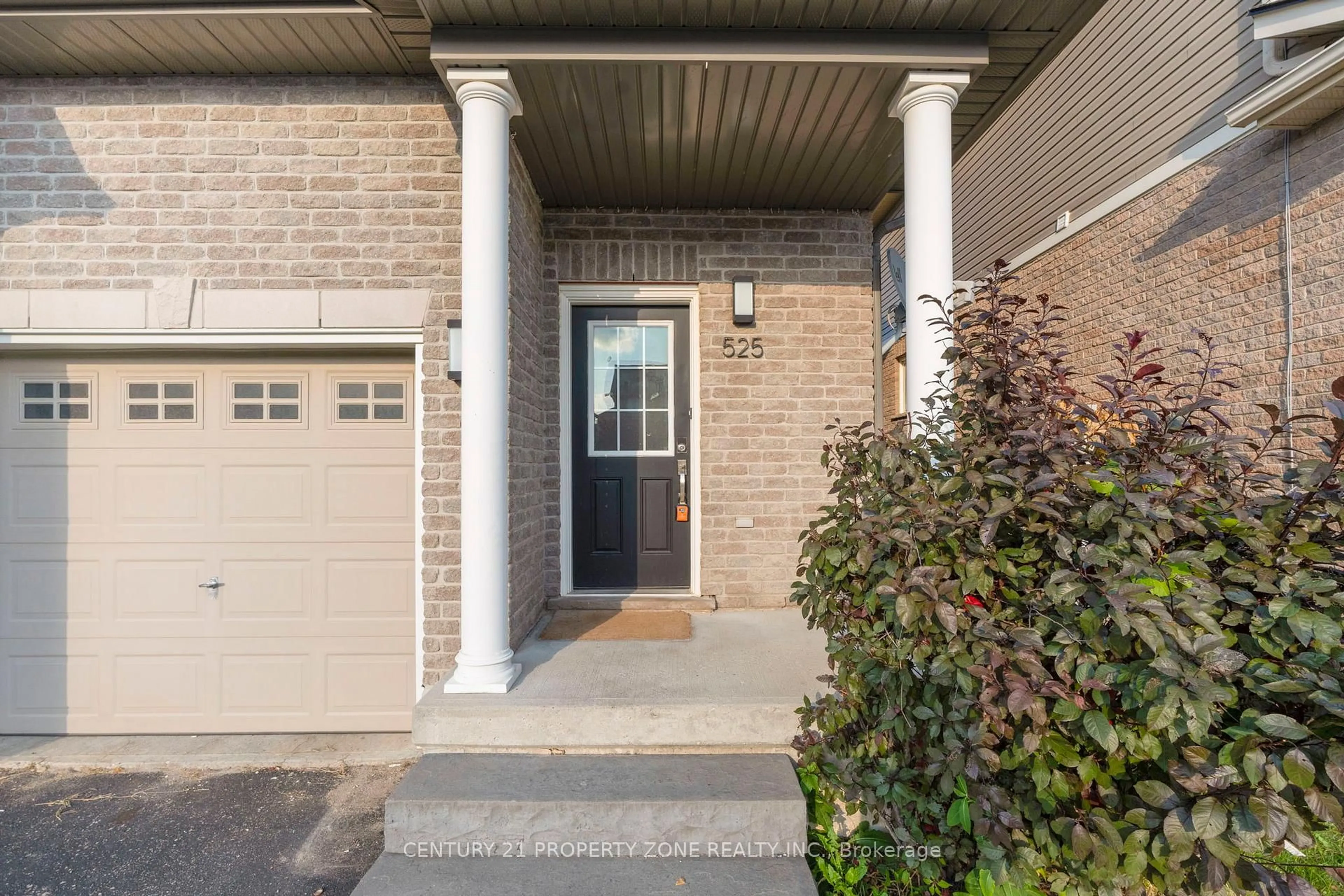 Indoor entryway for 525 Banffshire Cres, Kitchener Ontario N2R 1W8