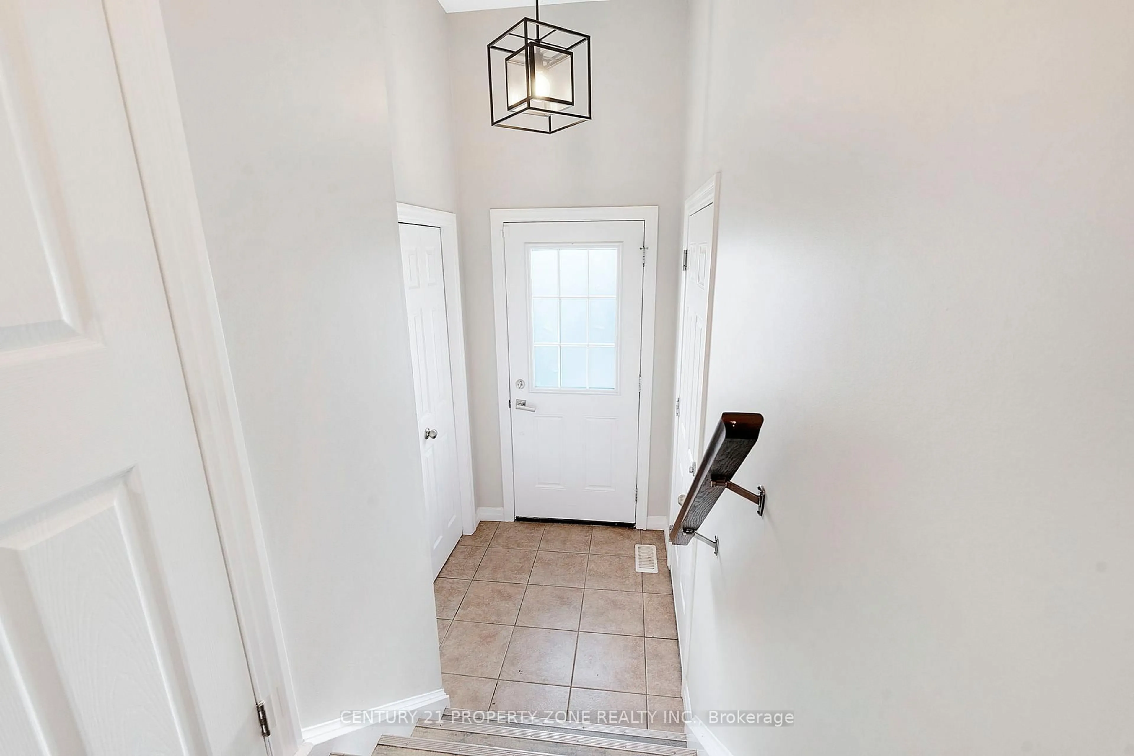 Indoor entryway for 525 Banffshire Cres, Kitchener Ontario N2R 1W8