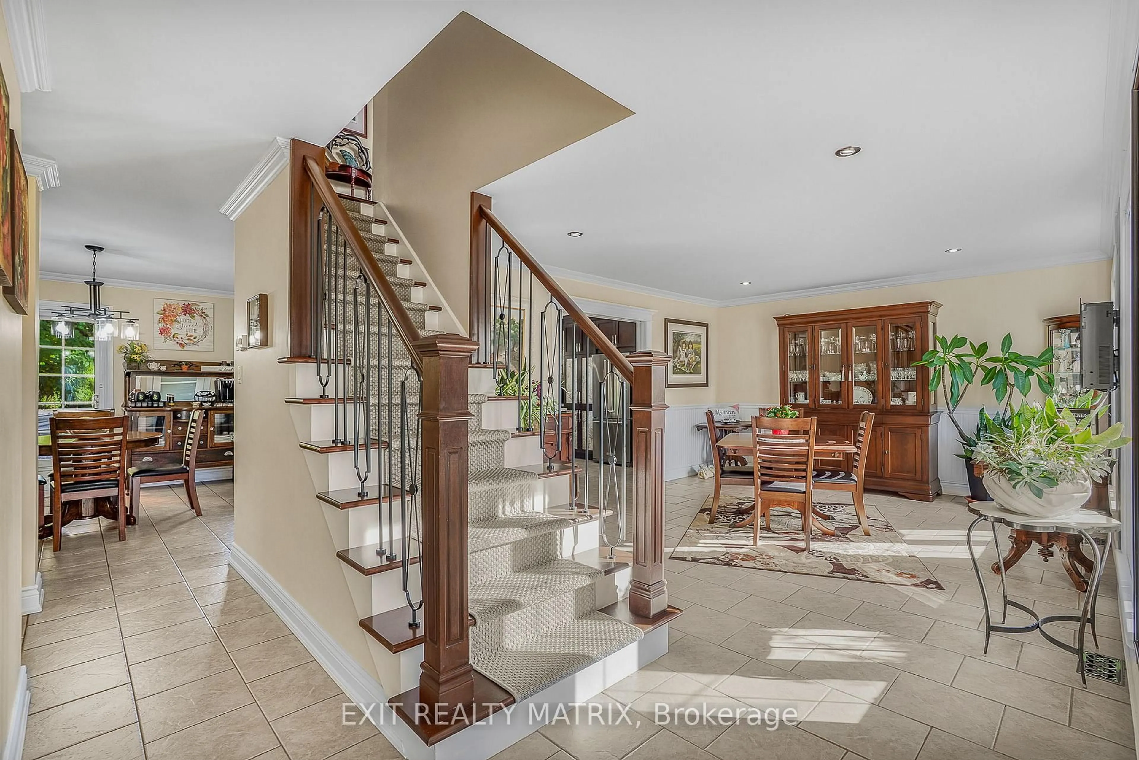 Indoor foyer for 953 Jerome St, Hawkesbury Ontario K6A 3B1