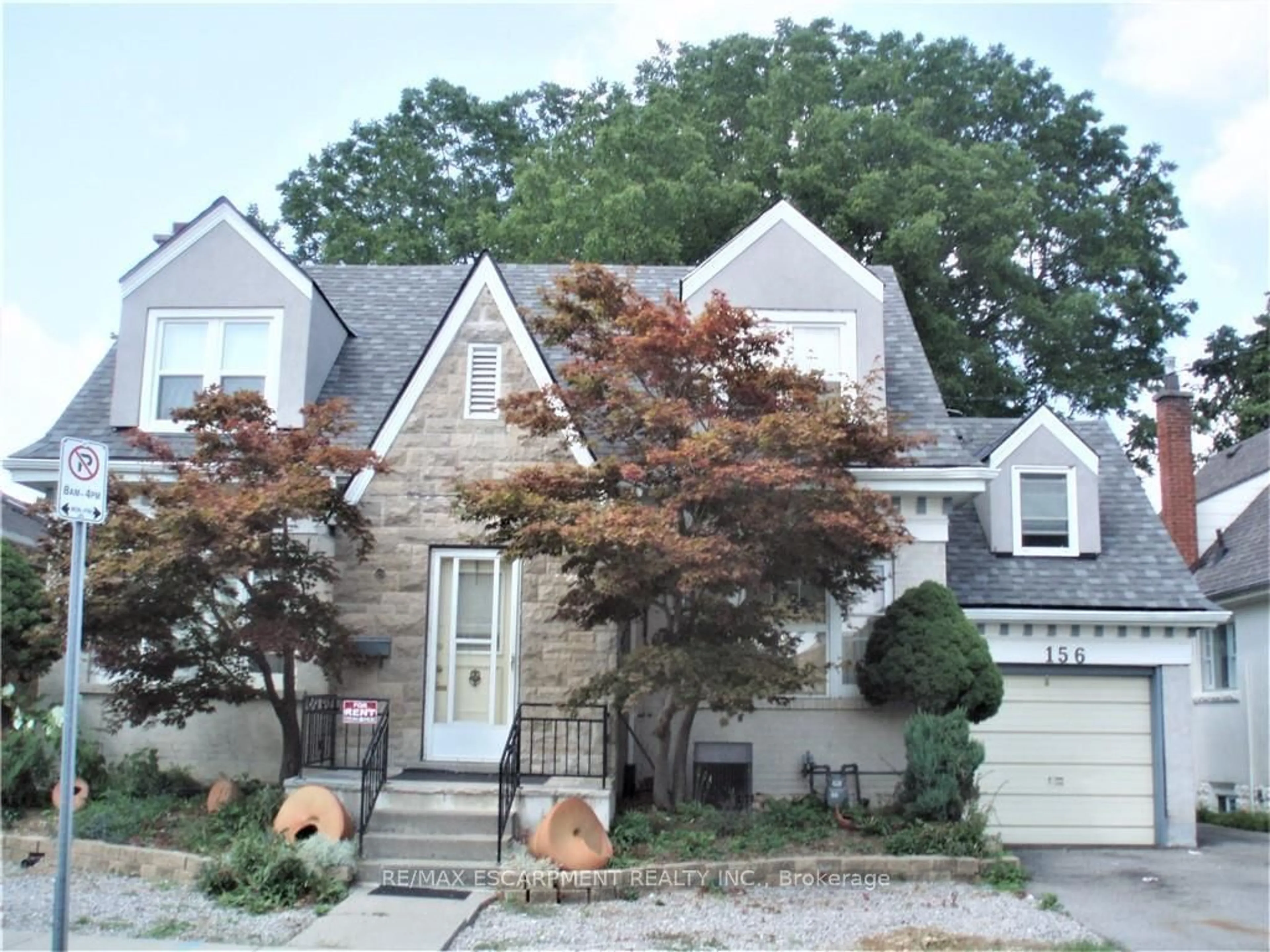 Home with vinyl exterior material, street for 156 Bond St, Hamilton Ontario L8S 1T2