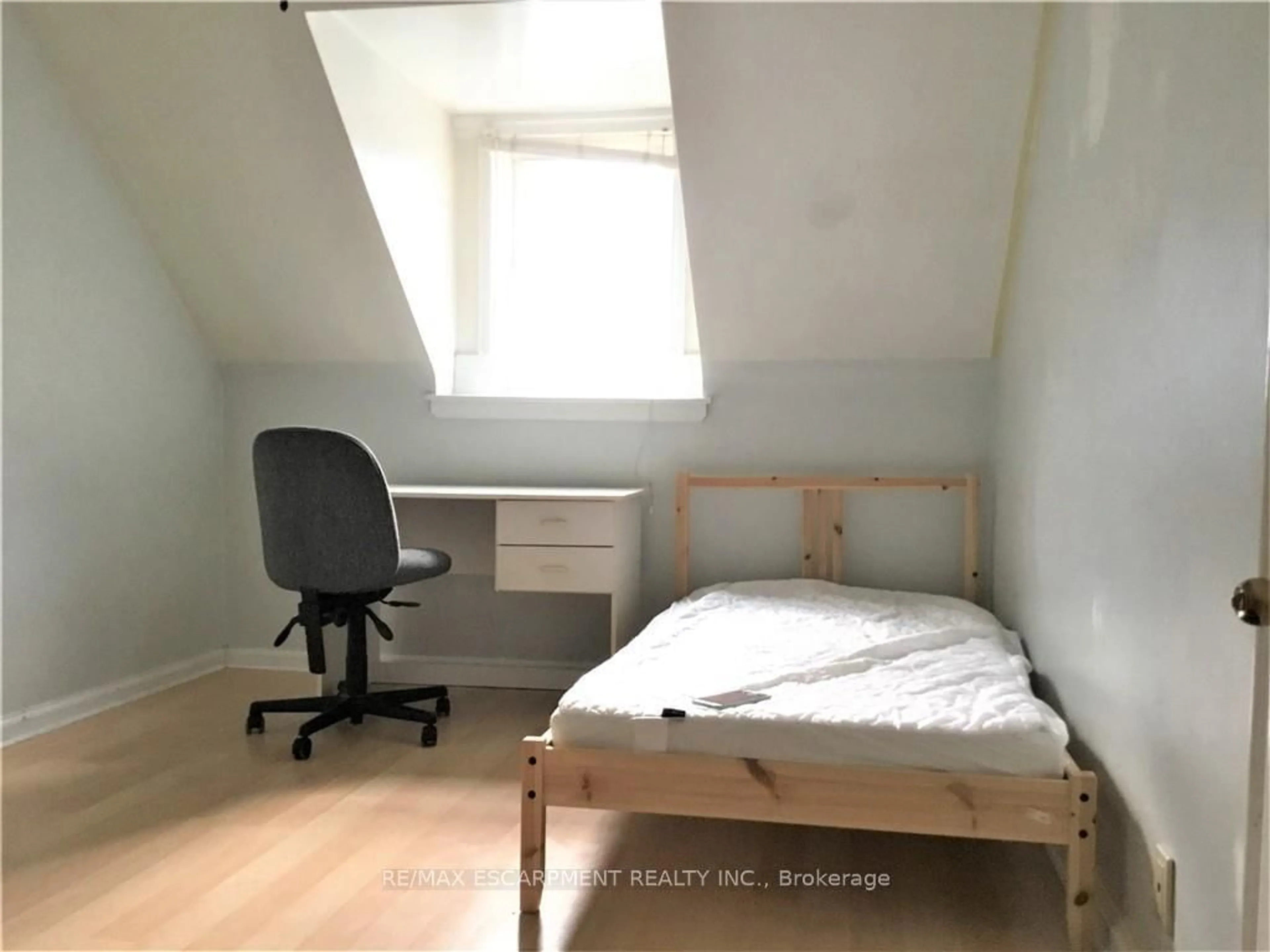 A pic of a room for 156 Bond St, Hamilton Ontario L8S 1T2