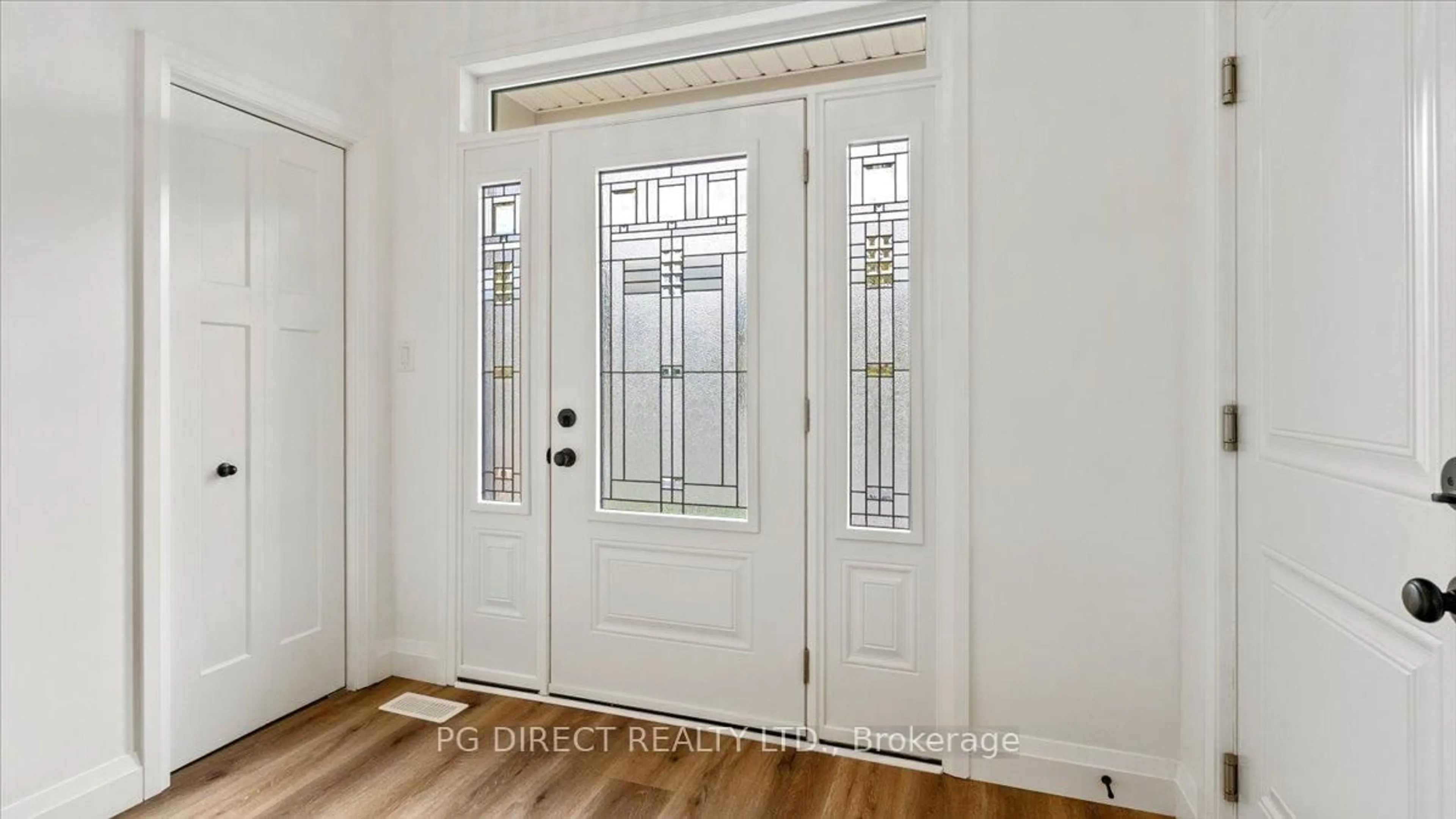 Indoor entryway for 152 Bay St, Quinte West Ontario K8V 3E1