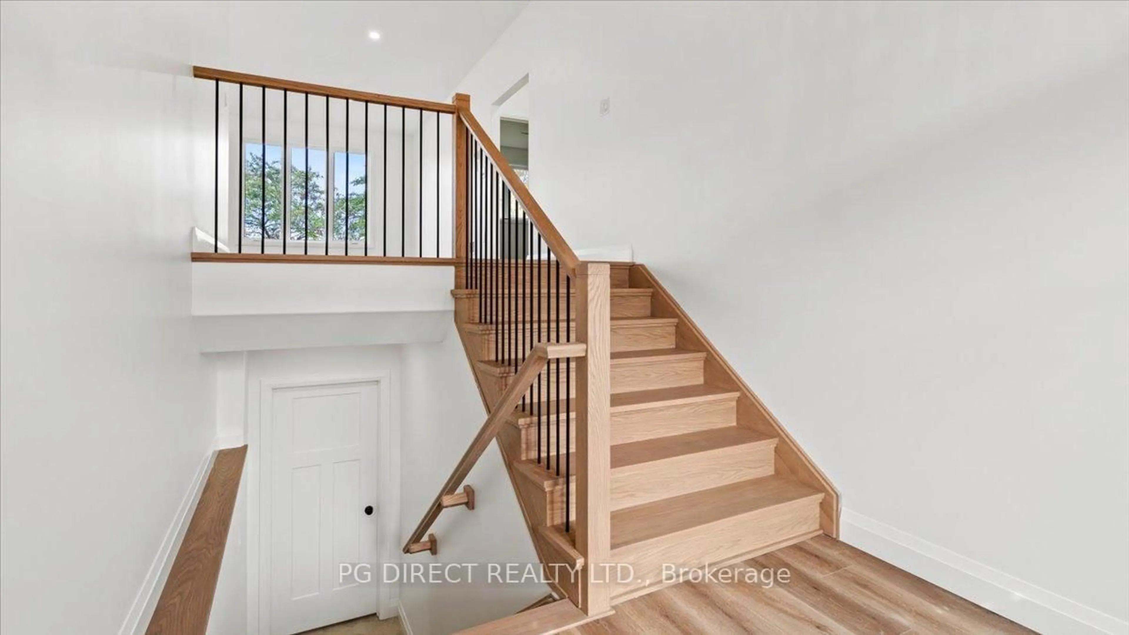Stairs for 152 Bay St, Quinte West Ontario K8V 3E1