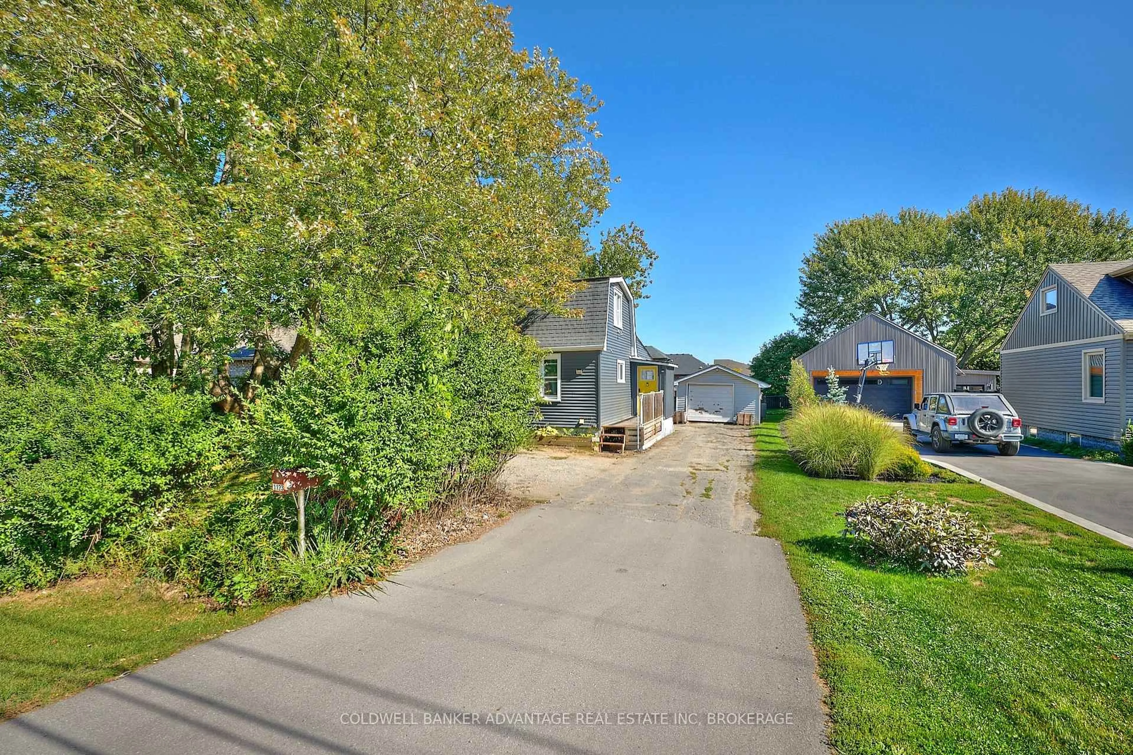 A pic from outside/outdoor area/front of a property/back of a property/a pic from drone, street for 1123 Pelham St, Pelham Ontario L3C 3E4