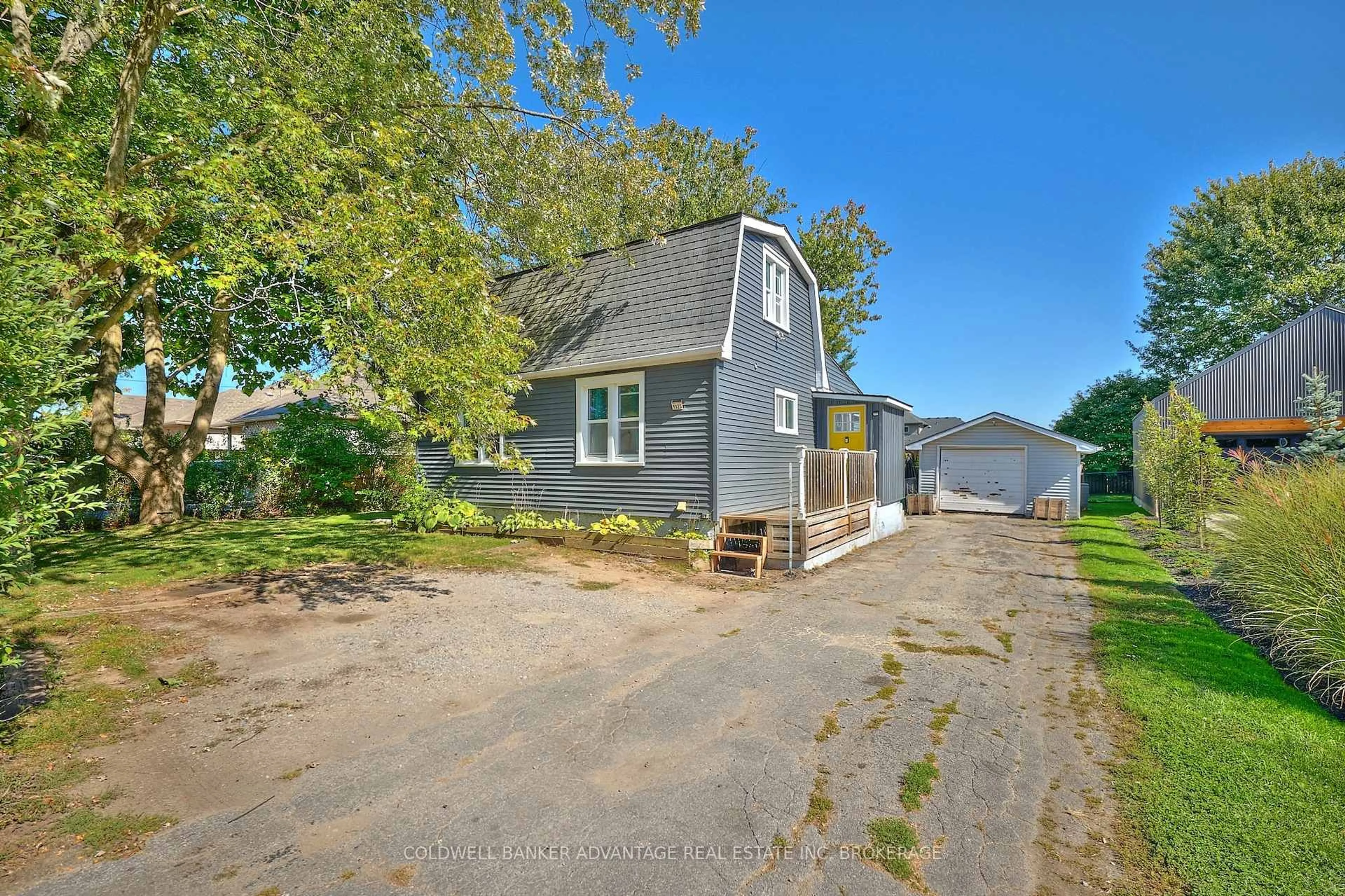 A pic from outside/outdoor area/front of a property/back of a property/a pic from drone, street for 1123 Pelham St, Pelham Ontario L3C 3E4