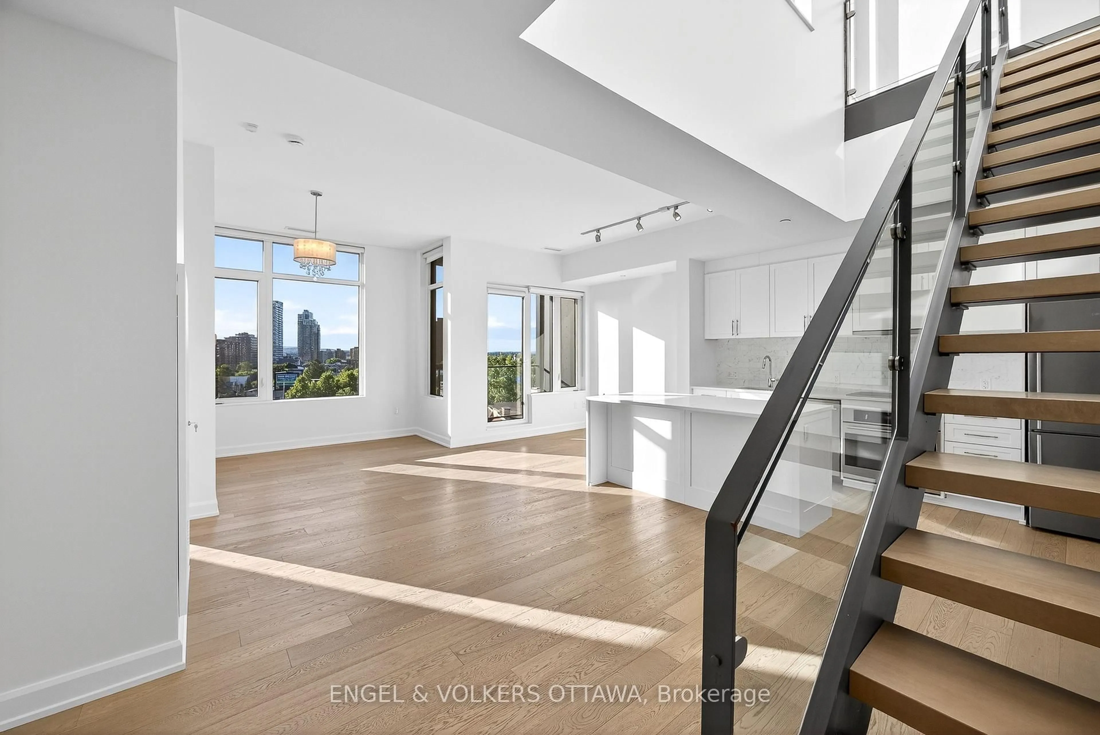 Indoor foyer for 10 Rosemount Ave #608, Ottawa Ontario K1Y 4G9