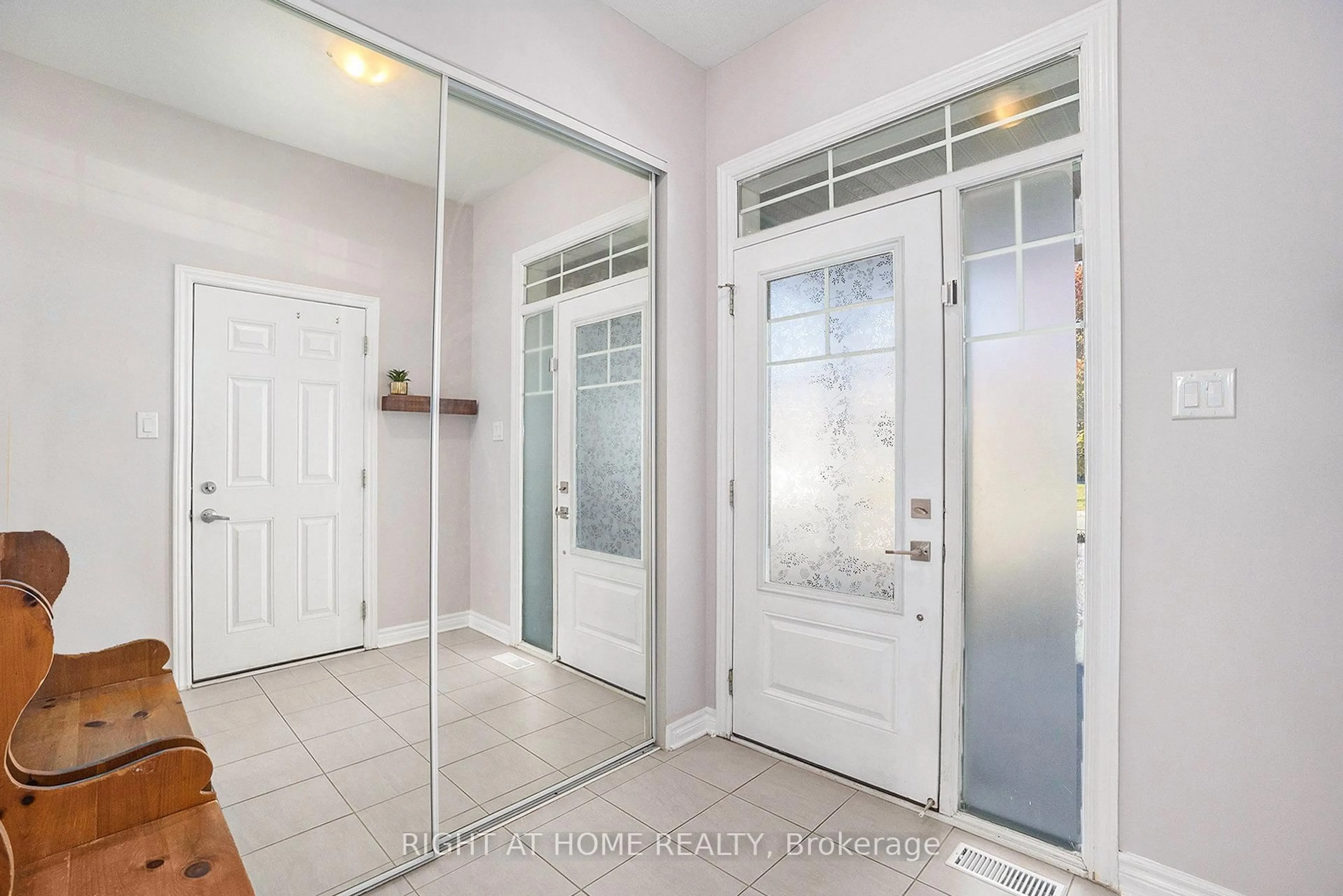 Indoor entryway for 116 Yellowcress Way, Orleans Ontario K4A 1C2