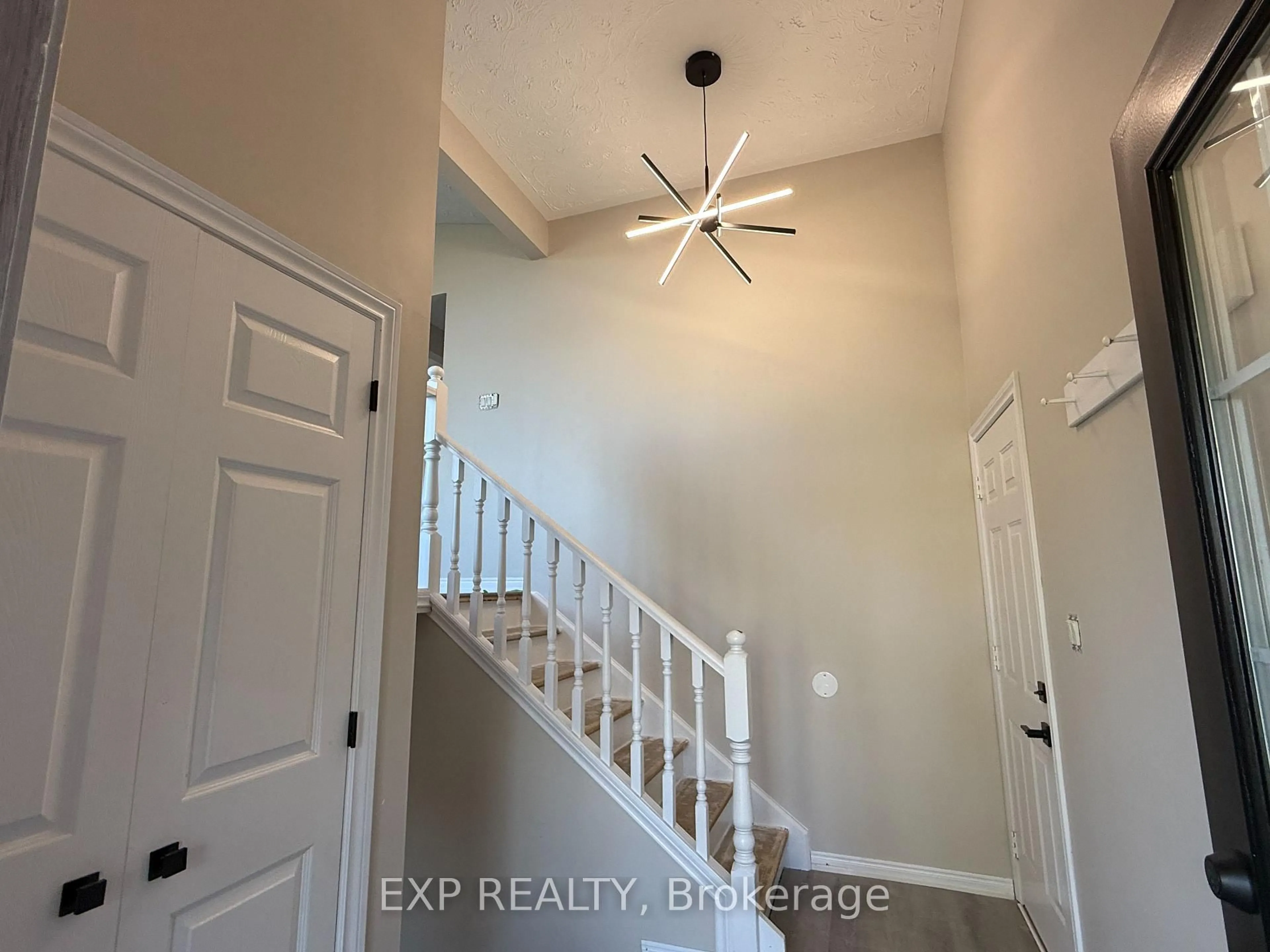 Indoor entryway for 2979 Riselay Ave, Fort Erie Ontario L0S 1N0