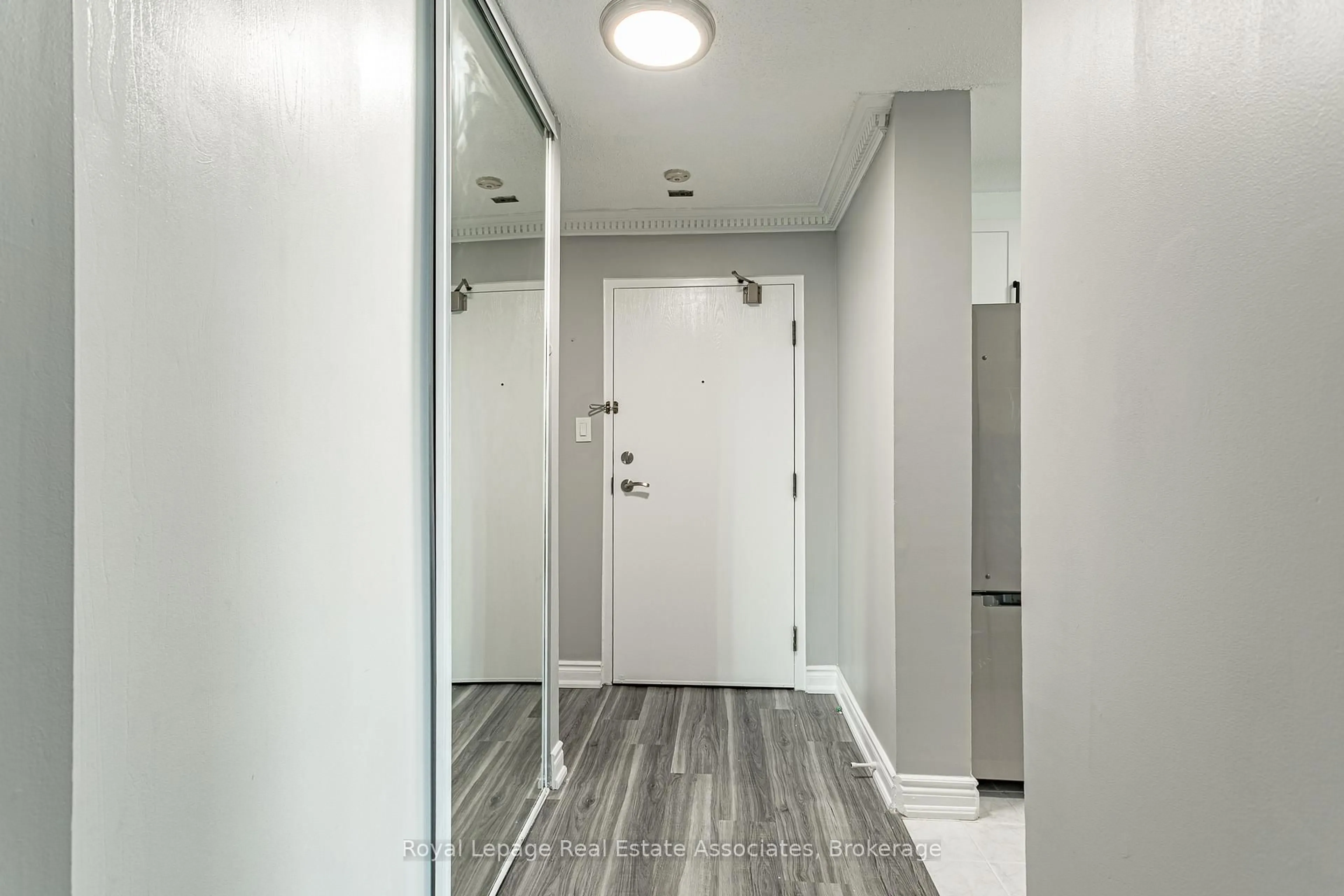 Indoor entryway for 45 POND MILLS Rd #903, London South Ontario N5Z 4W5