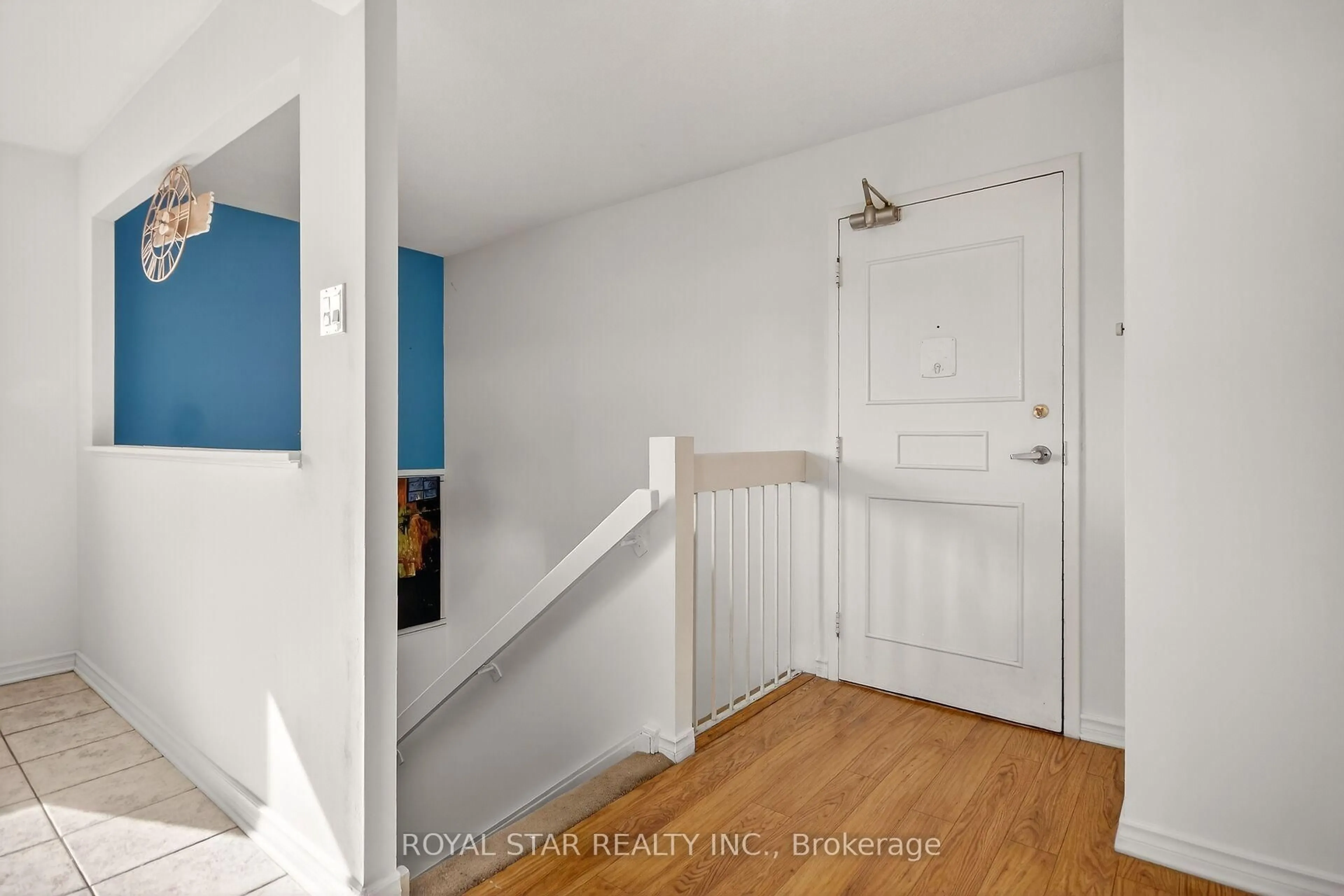 Indoor entryway for 2650 Southvale Cres #414, Ottawa Ontario K1B 4S9