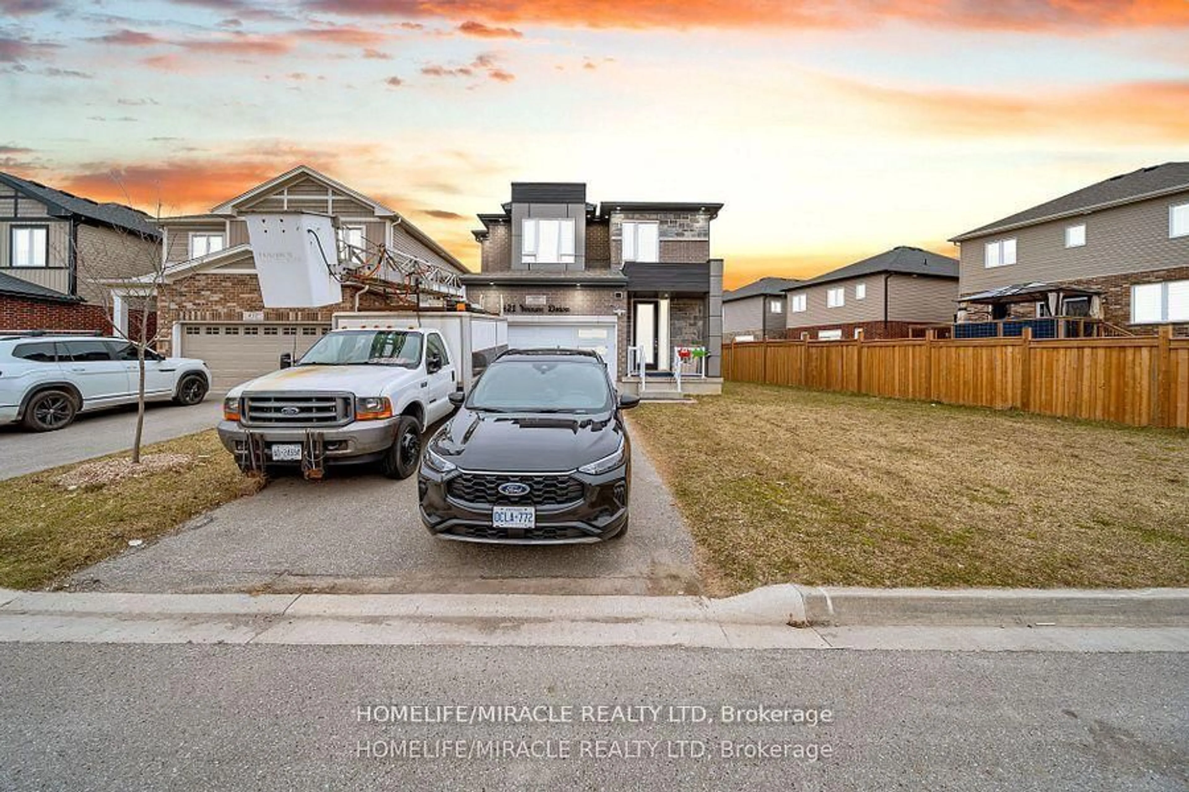A pic from outside/outdoor area/front of a property/back of a property/a pic from drone, street for 421 Freure Dr, Cambridge Ontario N1S 0B4