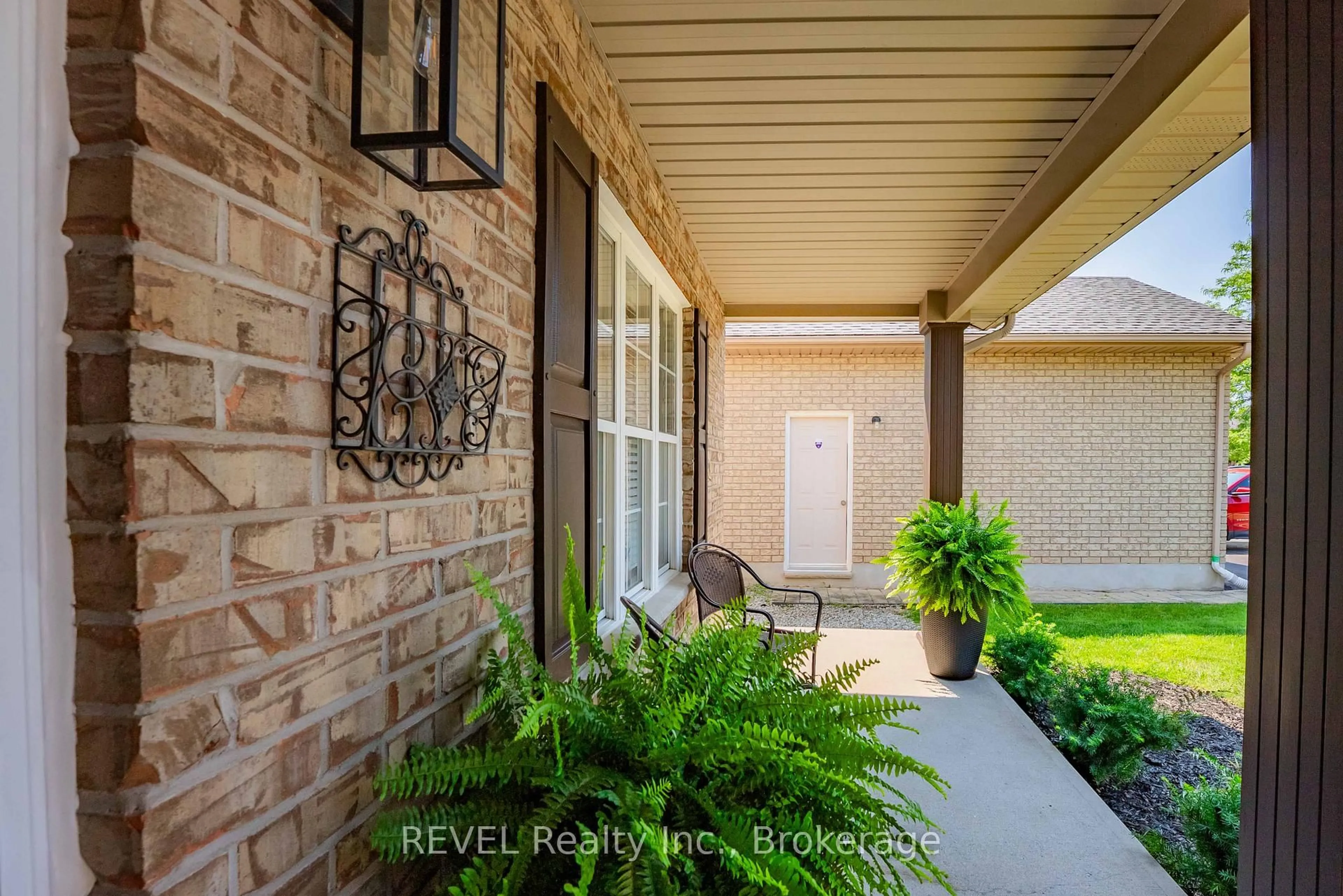 Indoor entryway for 35 Hunter Dr, Welland Ontario L3C 7L6