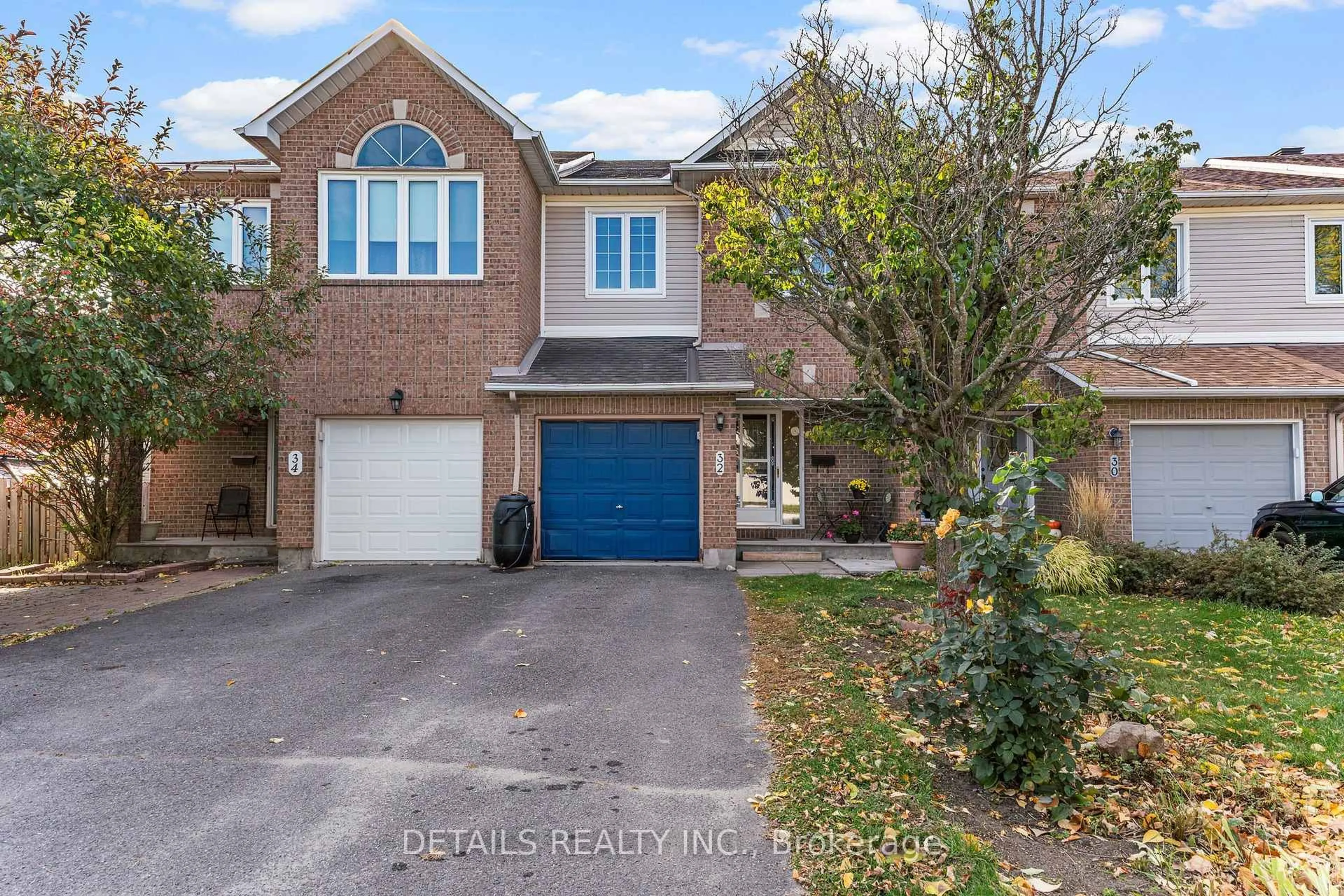 A pic from outside/outdoor area/front of a property/back of a property/a pic from drone, street for 32 Crownridge Dr, Ottawa Ontario K2M 2M7