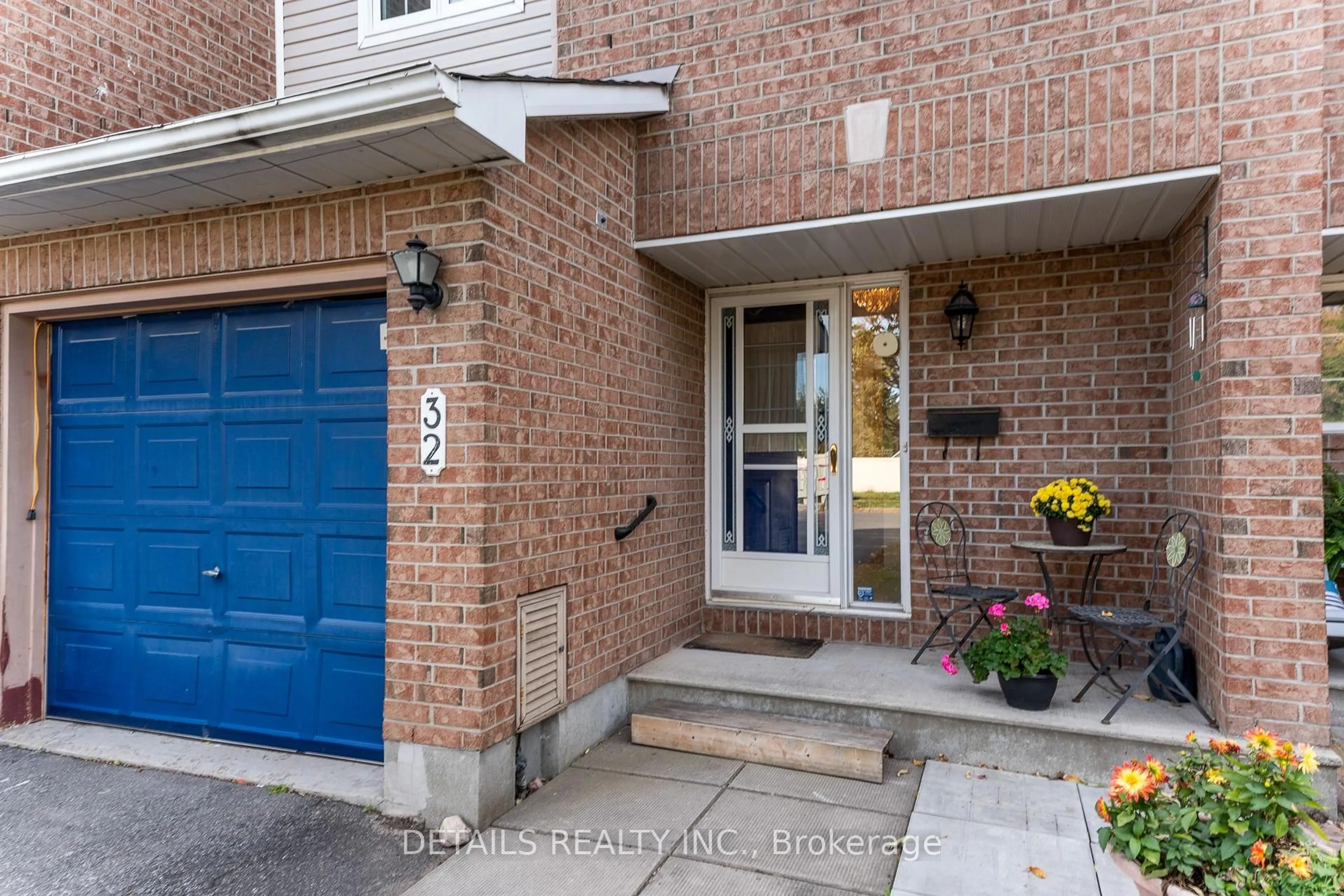 Indoor entryway for 32 Crownridge Dr, Ottawa Ontario K2M 2M7