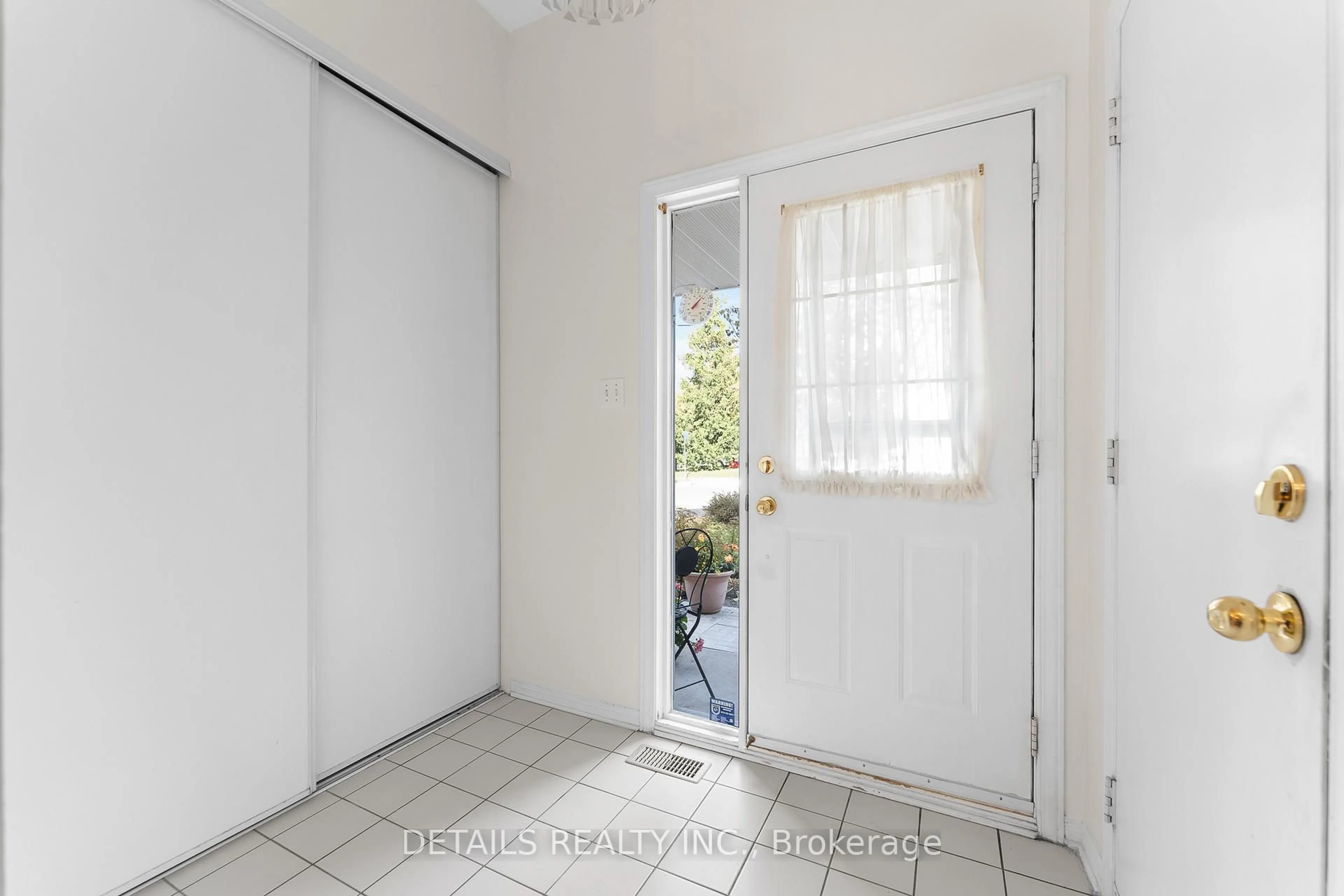 Indoor entryway for 32 Crownridge Dr, Ottawa Ontario K2M 2M7