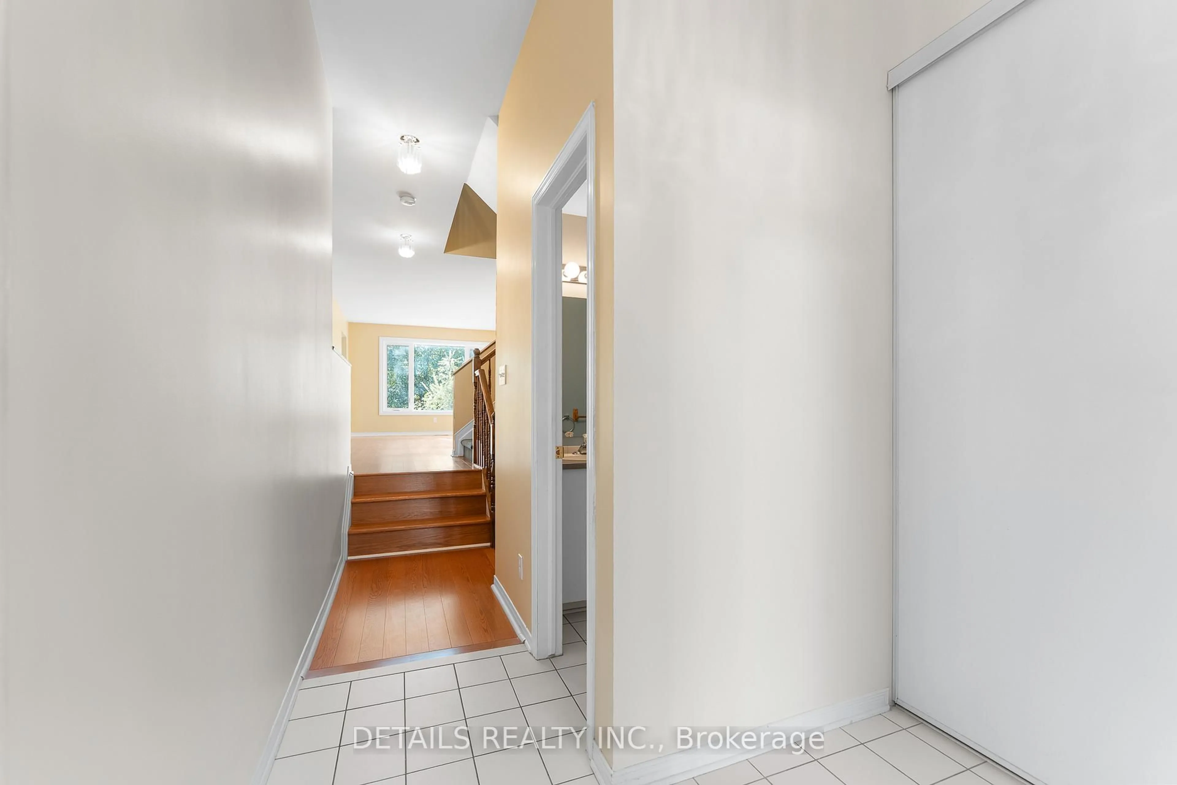 Indoor entryway for 32 Crownridge Dr, Ottawa Ontario K2M 2M7