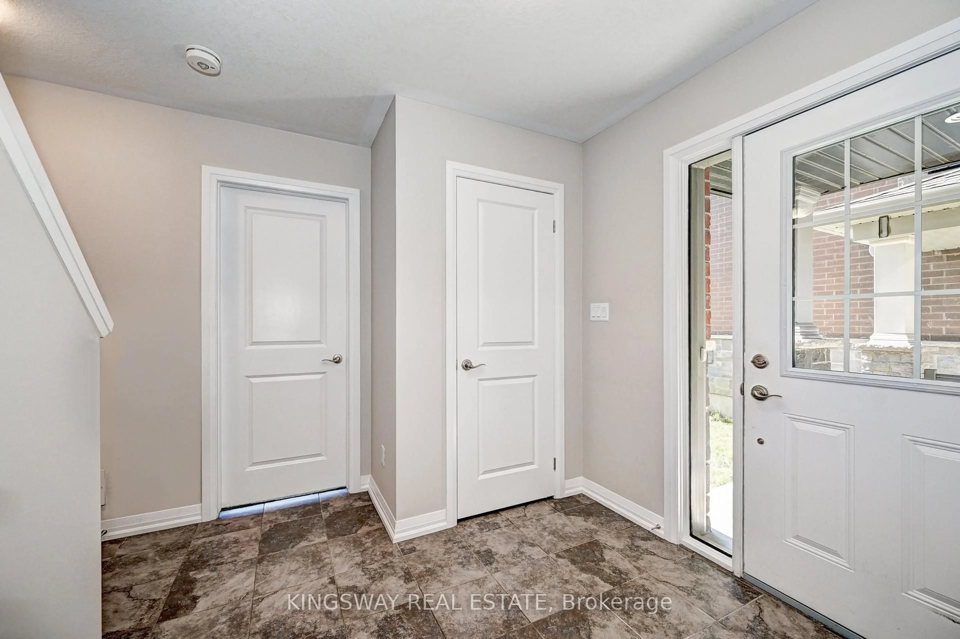 Indoor entryway for 86 Monarch Woods Dr, Kitchener Ontario N2P 2Y9