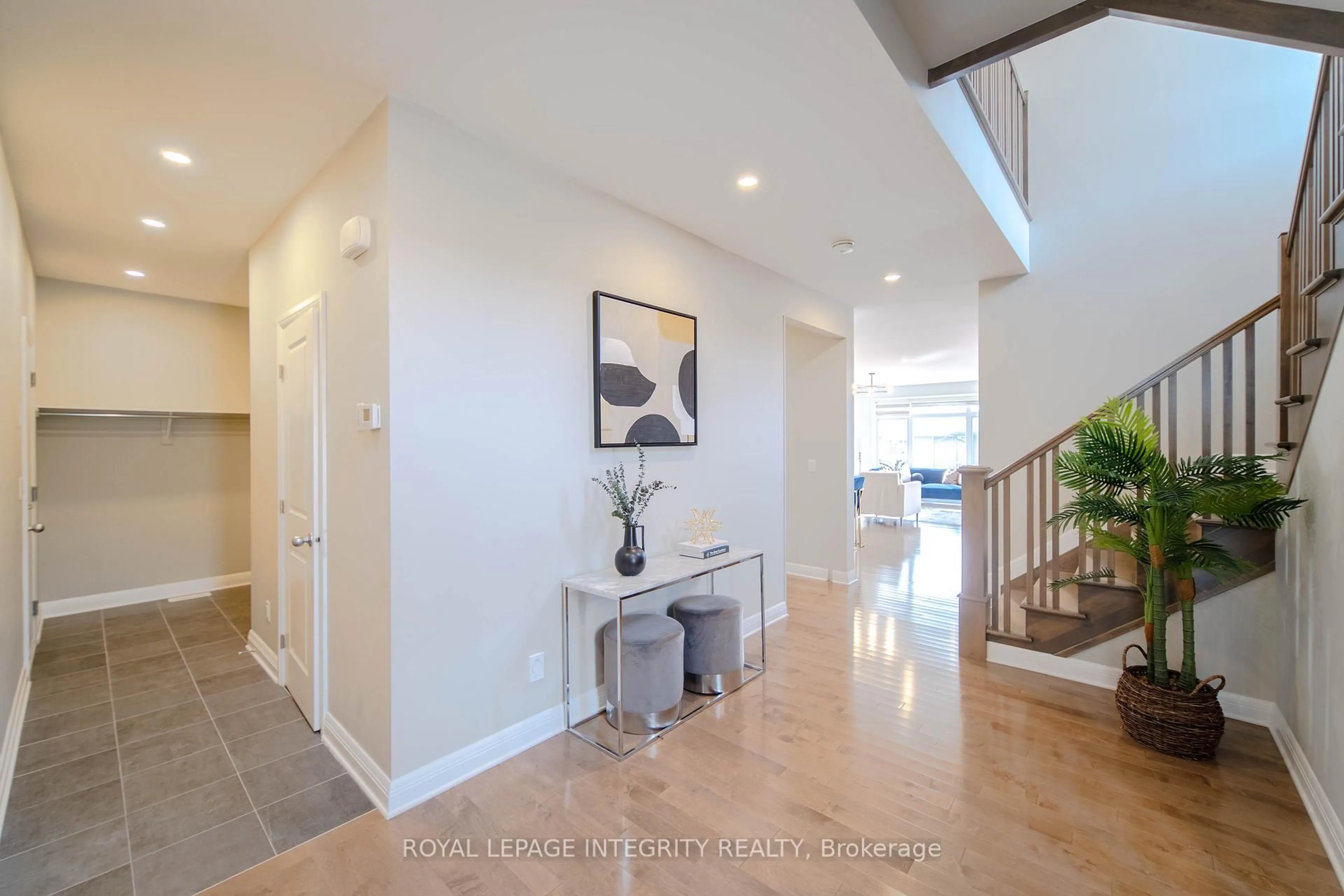Indoor entryway for 28 Greensand Pl, Ottawa Ontario K2T 0L9