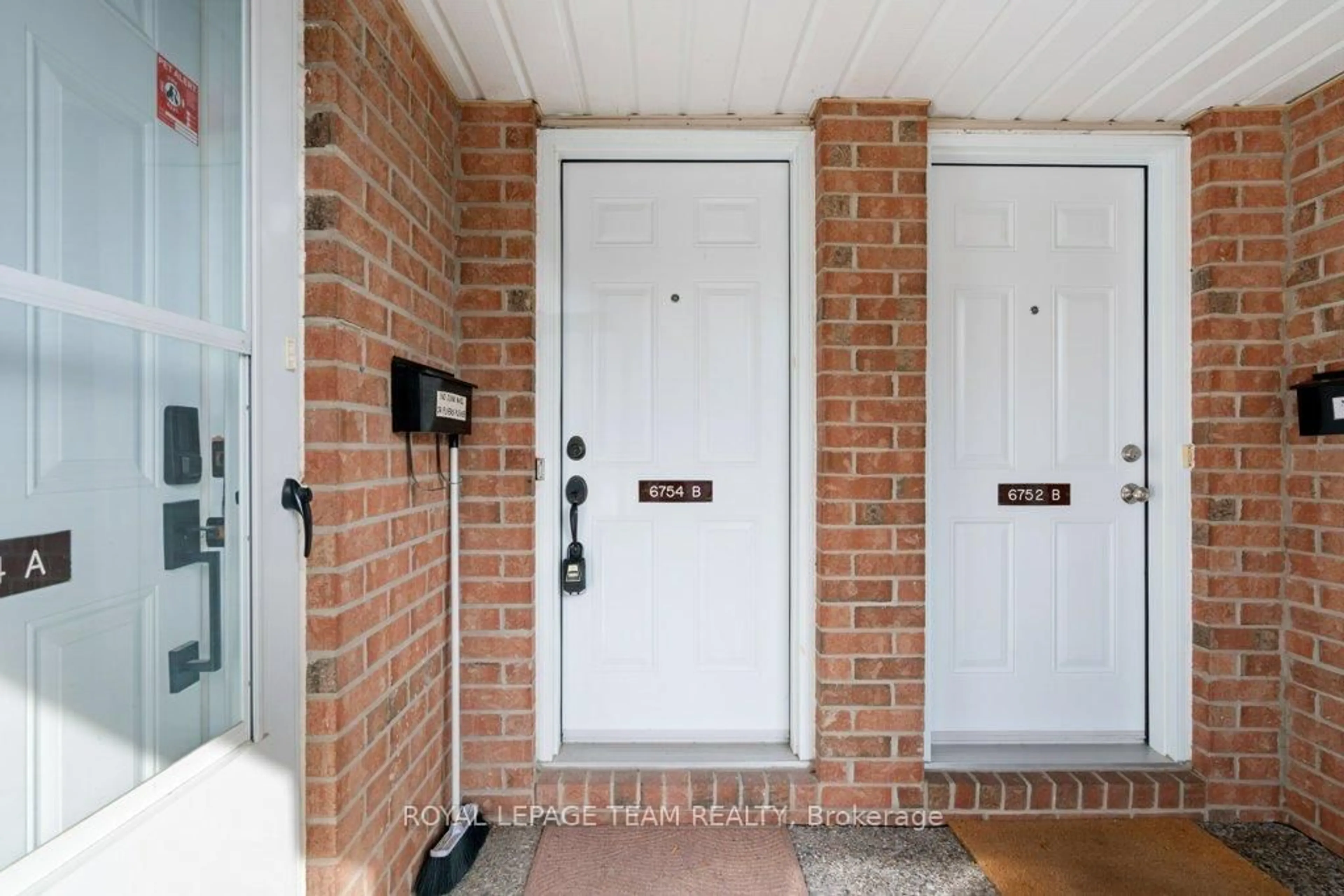 Indoor entryway for 6754 Jeanne D'Arc Blvd #B, Ottawa Ontario K1C 6E9