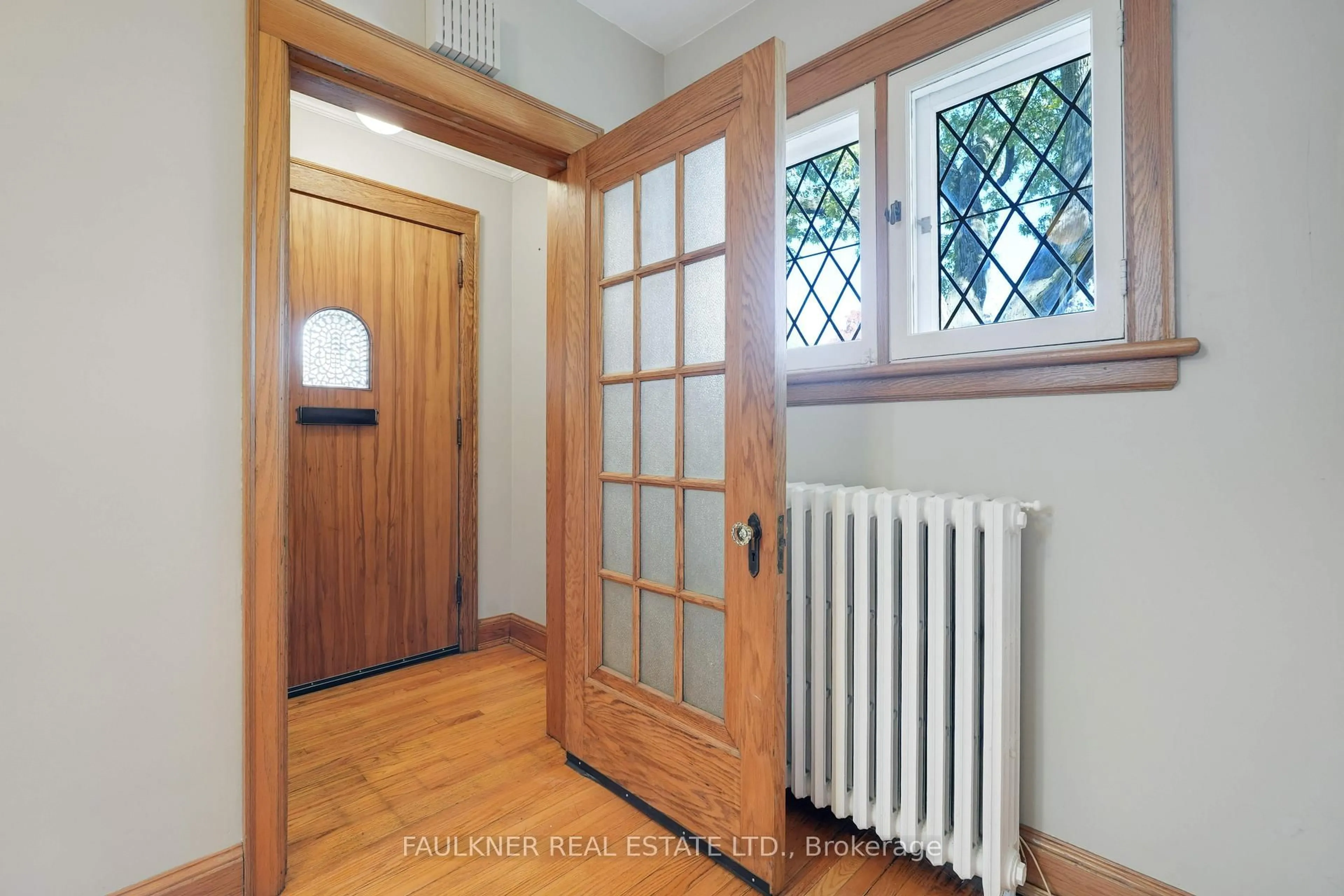Indoor entryway for 234 Fourth Ave, Ottawa Ontario K1S 2M1