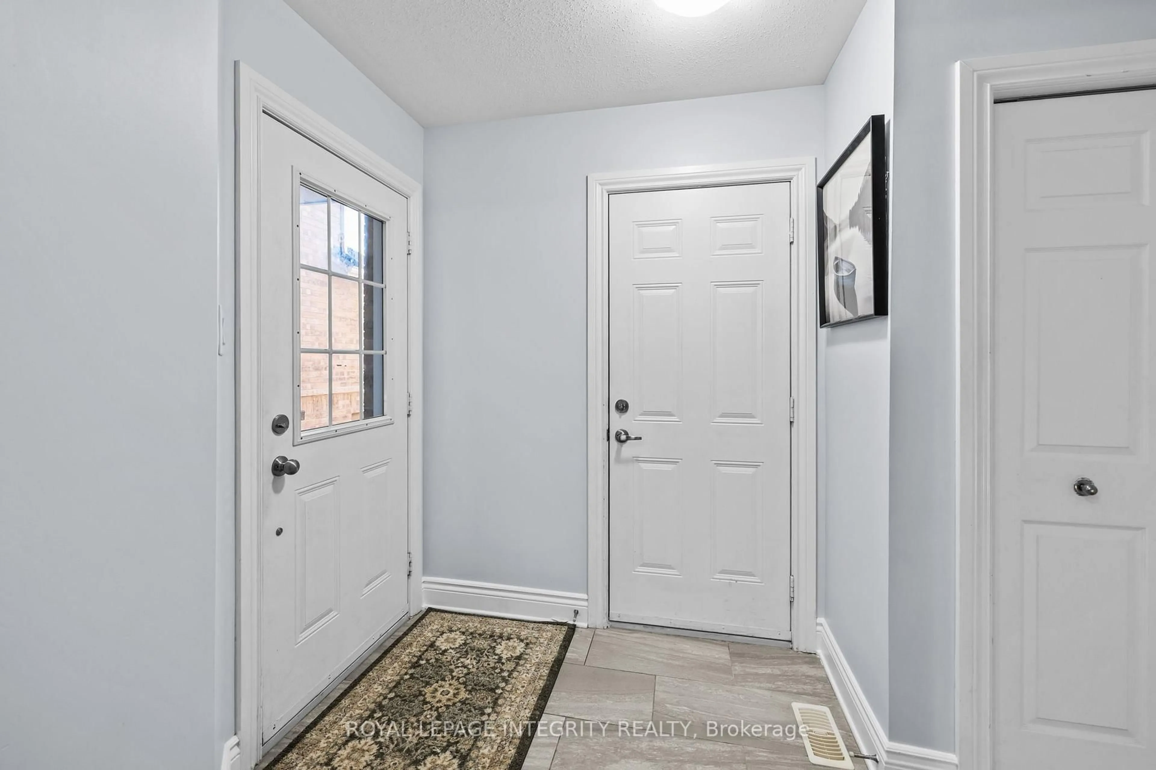 Indoor entryway for 31 Desmond Trudeau St, Arnprior Ontario K7S 3G9