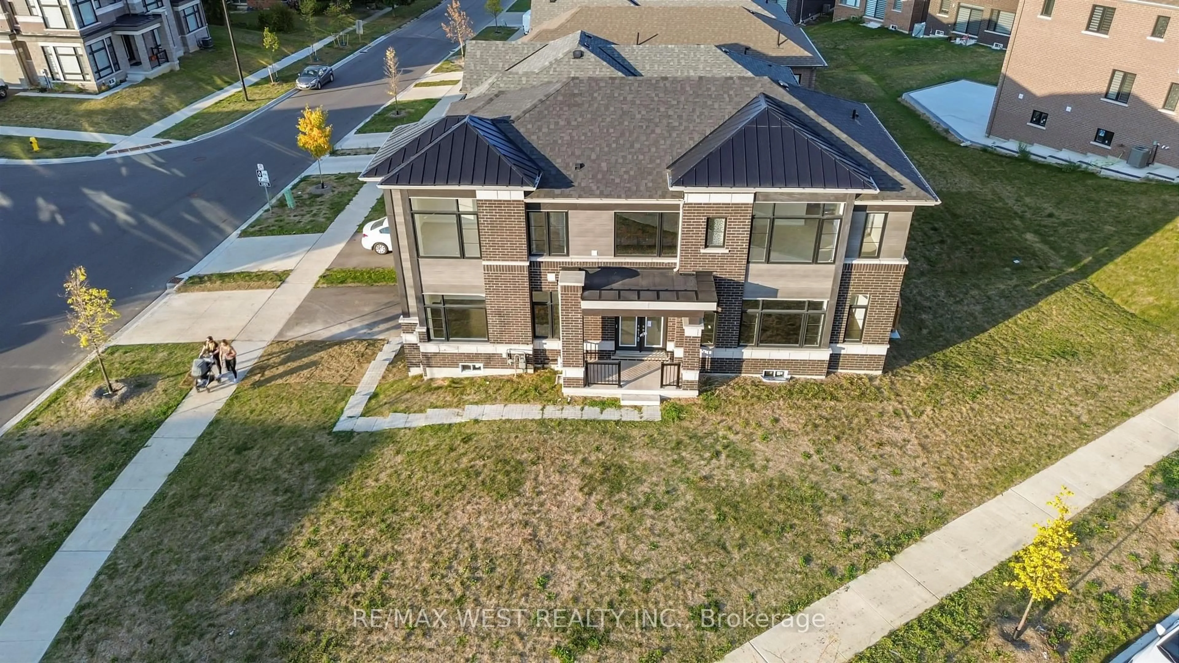 A pic from outside/outdoor area/front of a property/back of a property/a pic from drone, building for 297 Bismark Dr, Cambridge Ontario N1S 0C6