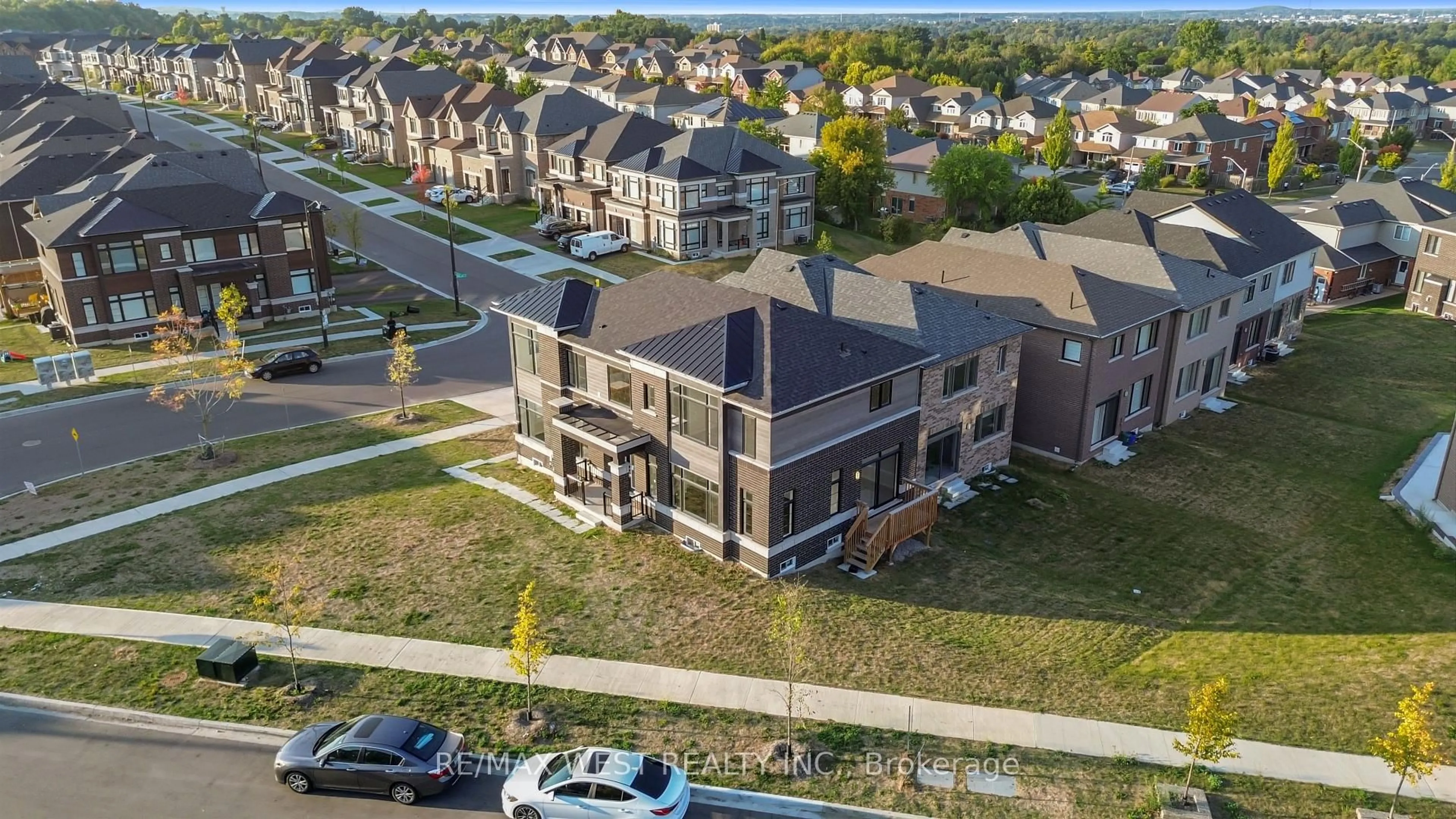 A pic from outside/outdoor area/front of a property/back of a property/a pic from drone, unknown for 297 Bismark Dr, Cambridge Ontario N1S 0C6