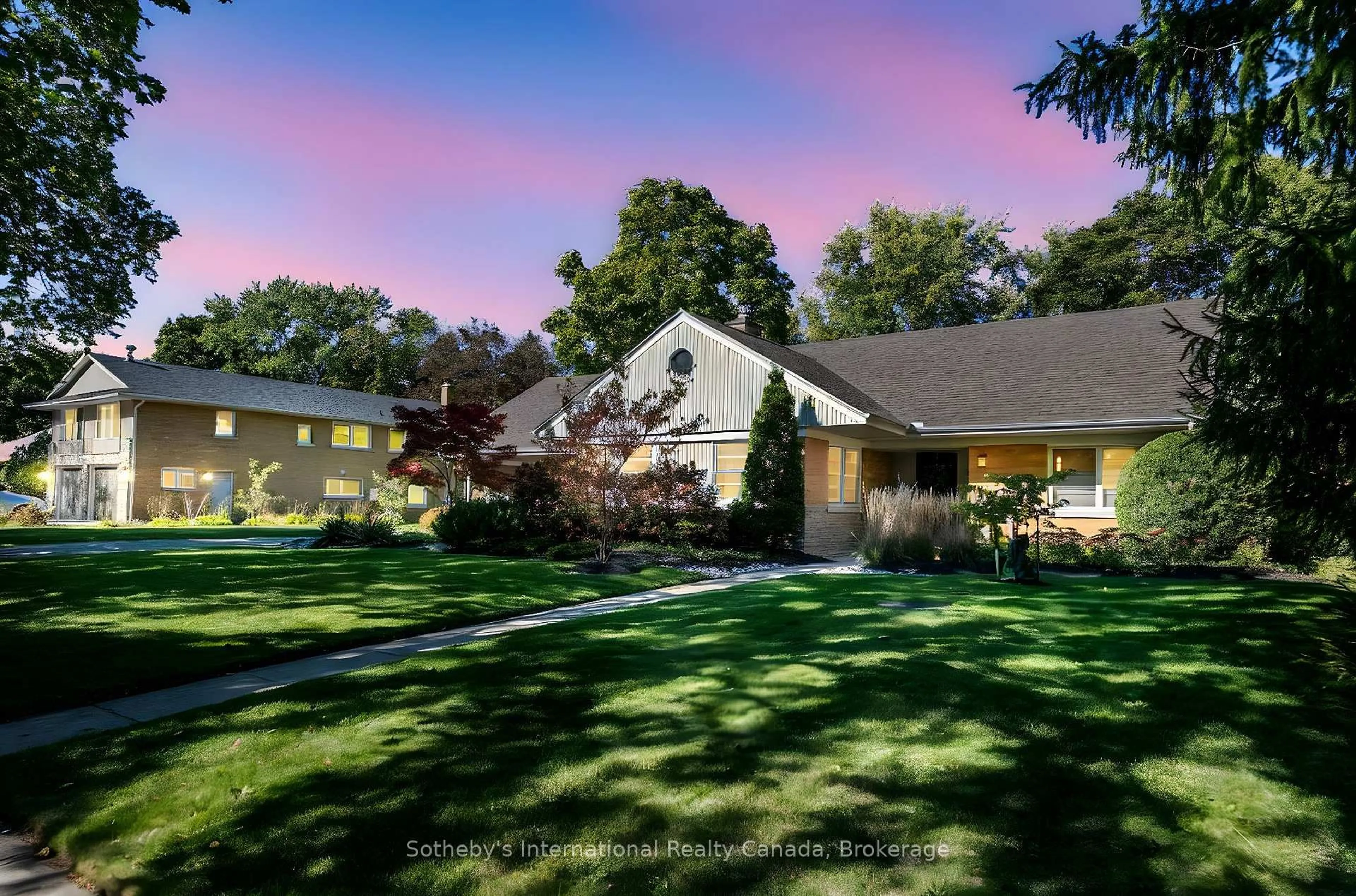 A pic from outside/outdoor area/front of a property/back of a property/a pic from drone, street for 284 Union Blvd, Kitchener Ontario N2M 2T1