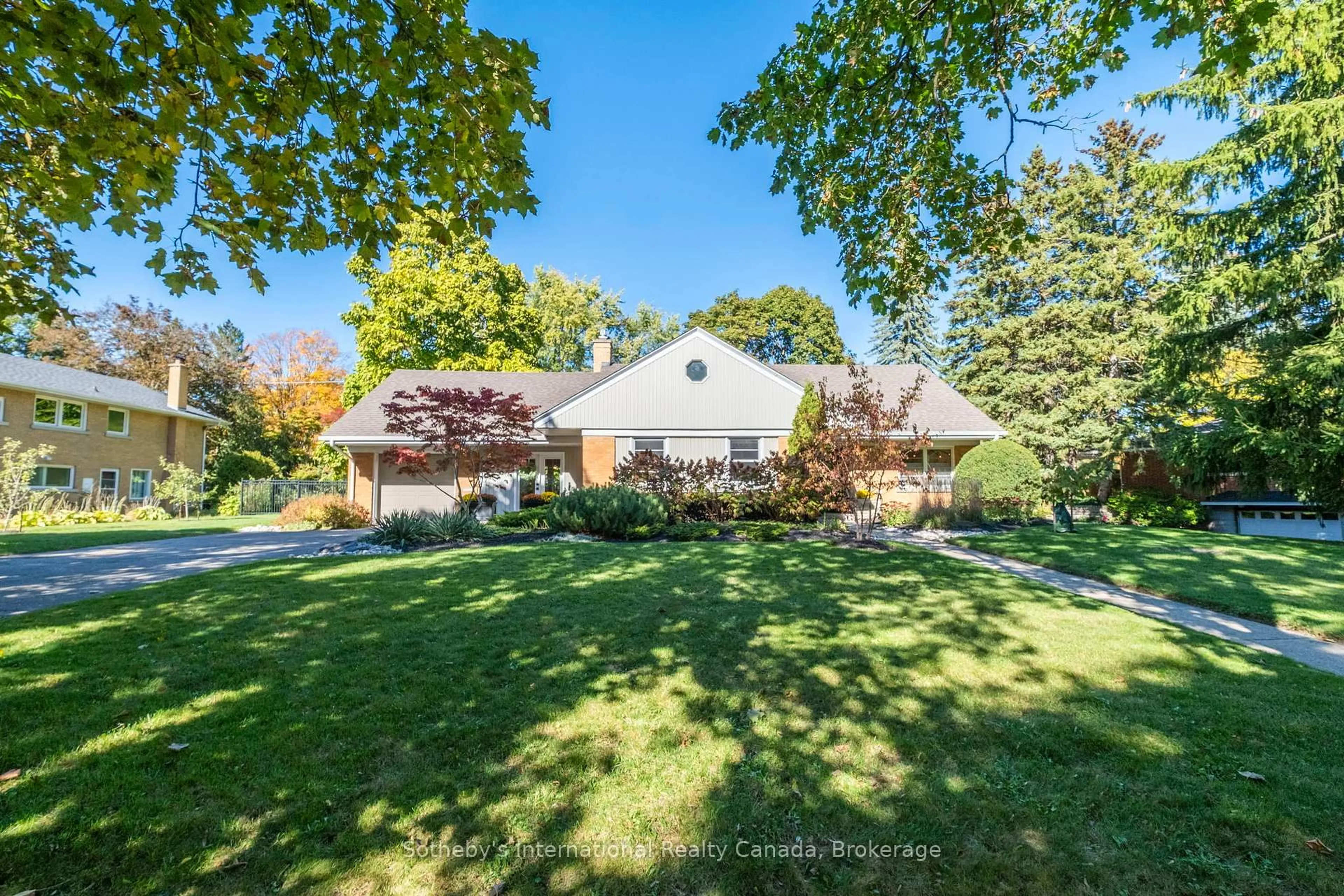 A pic from outside/outdoor area/front of a property/back of a property/a pic from drone, street for 284 Union Blvd, Kitchener Ontario N2M 2T1