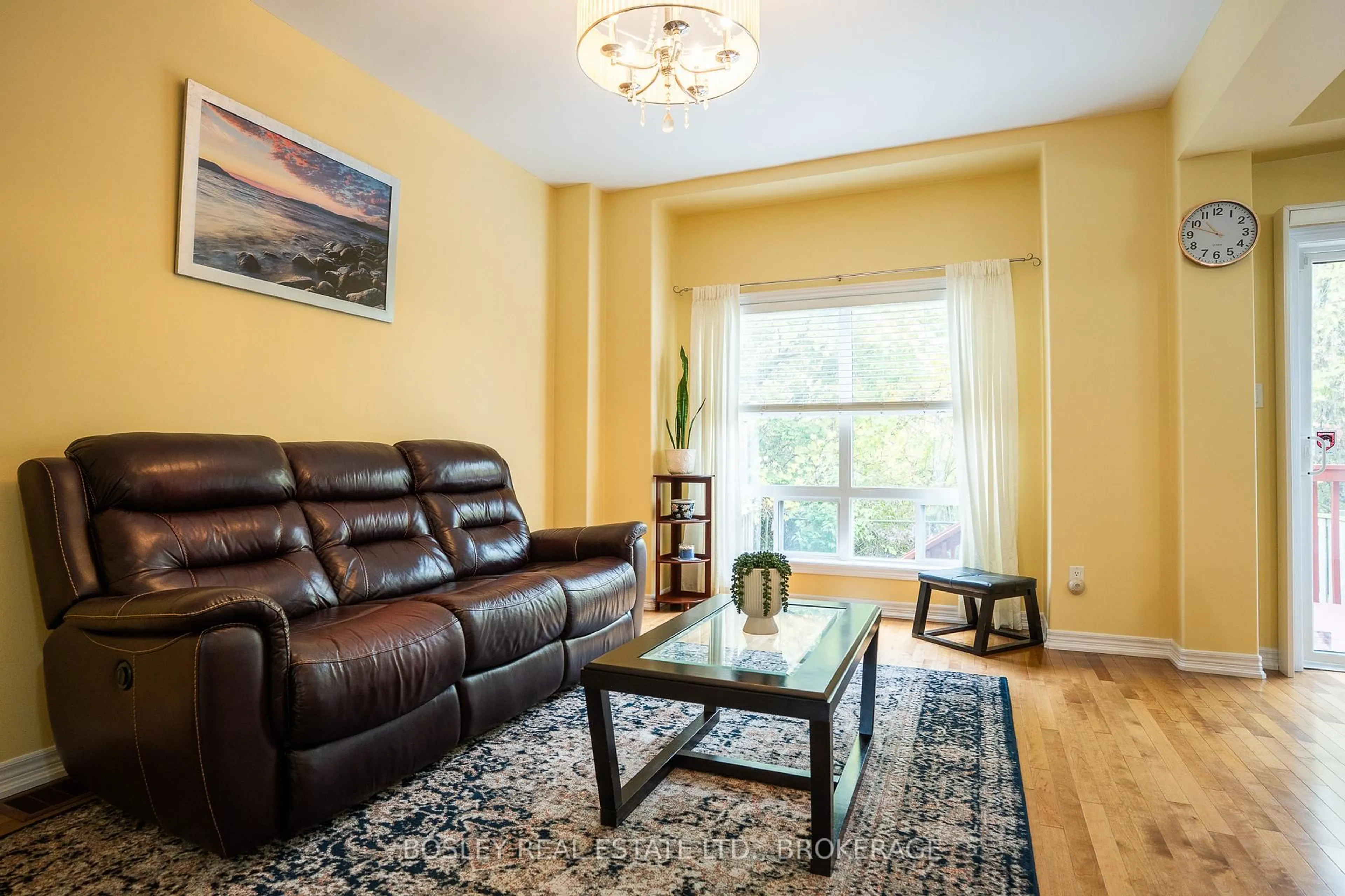 Living room with furniture, wood/laminate floor for 58 CHLOE St, St. Catharines Ontario L2P 0A5