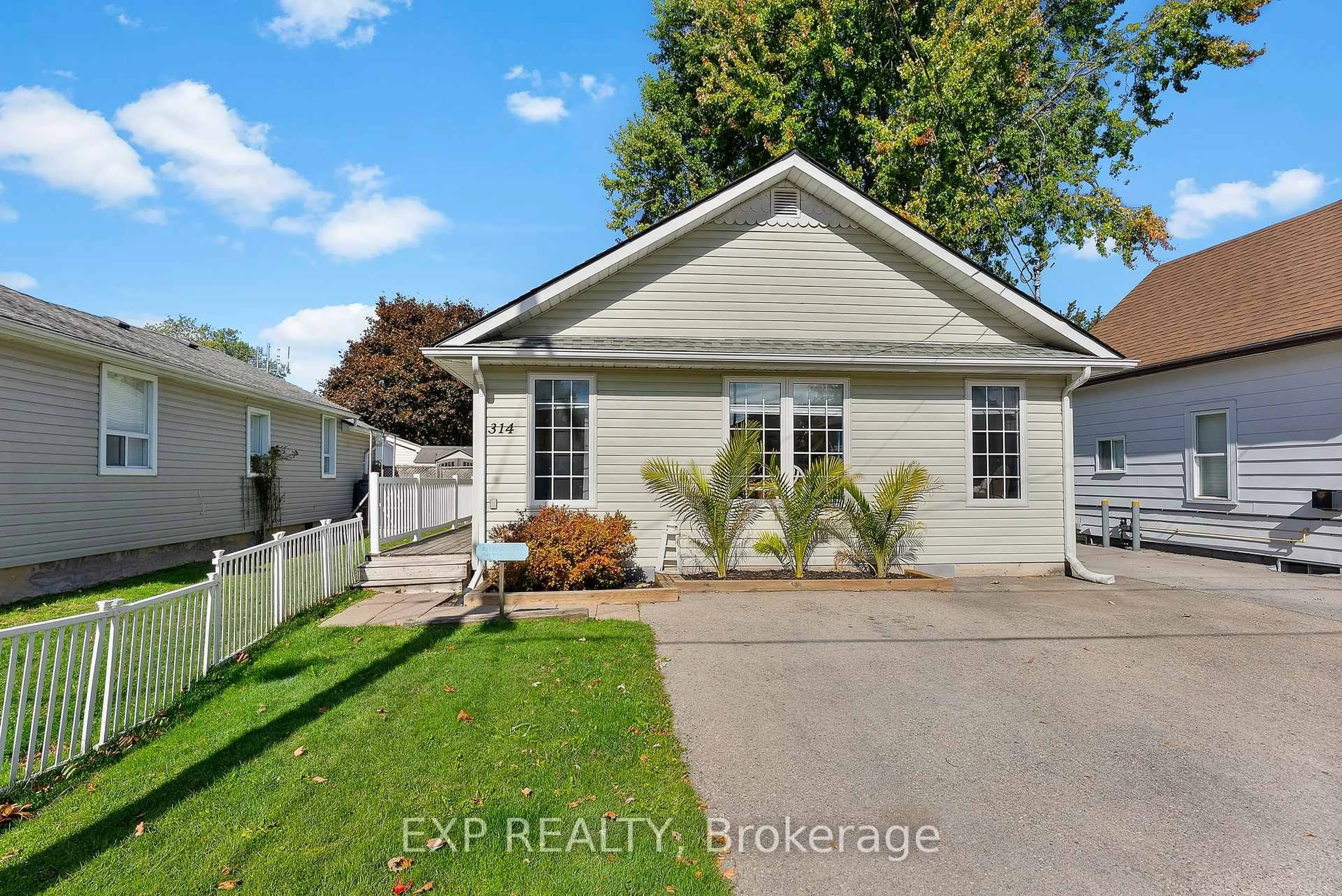 Home with vinyl exterior material, street for 314 LINCOLN Rd, Fort Erie Ontario L0S 1B0