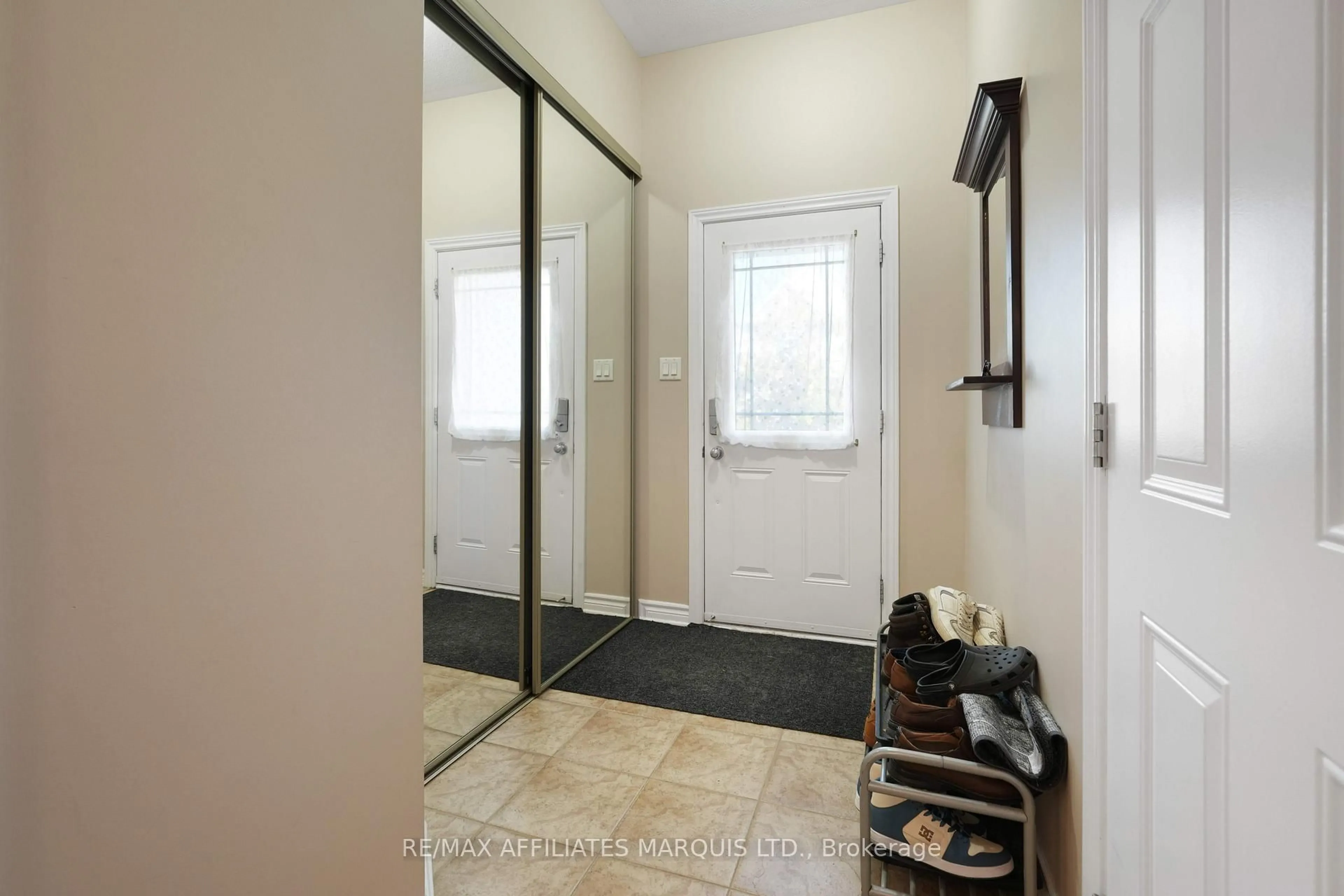 Indoor entryway for 76 Indigo St, Ottawa Ontario K1J 0A8