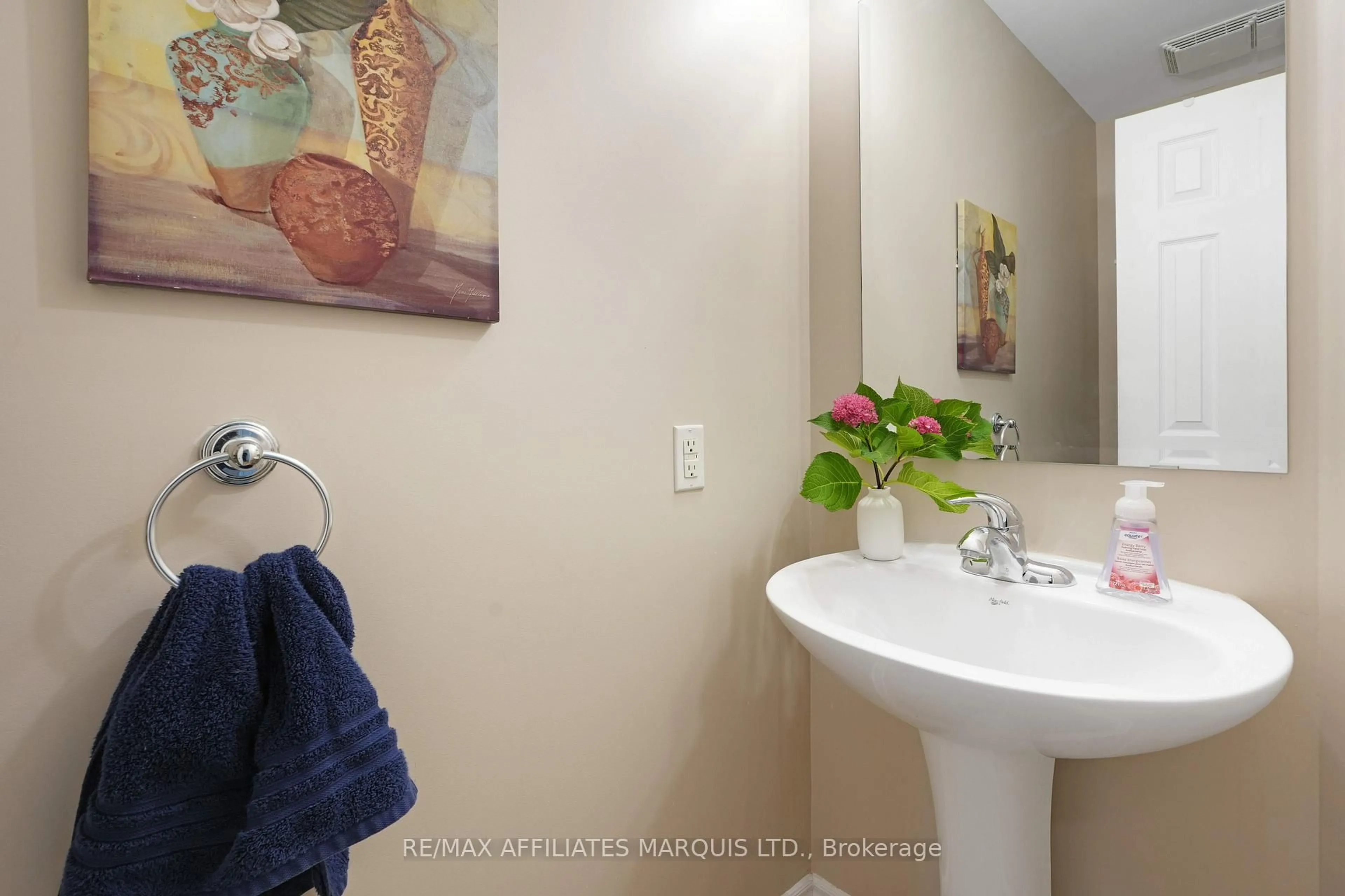 Standard bathroom, ceramic/tile floor for 76 Indigo St, Ottawa Ontario K1J 0A8