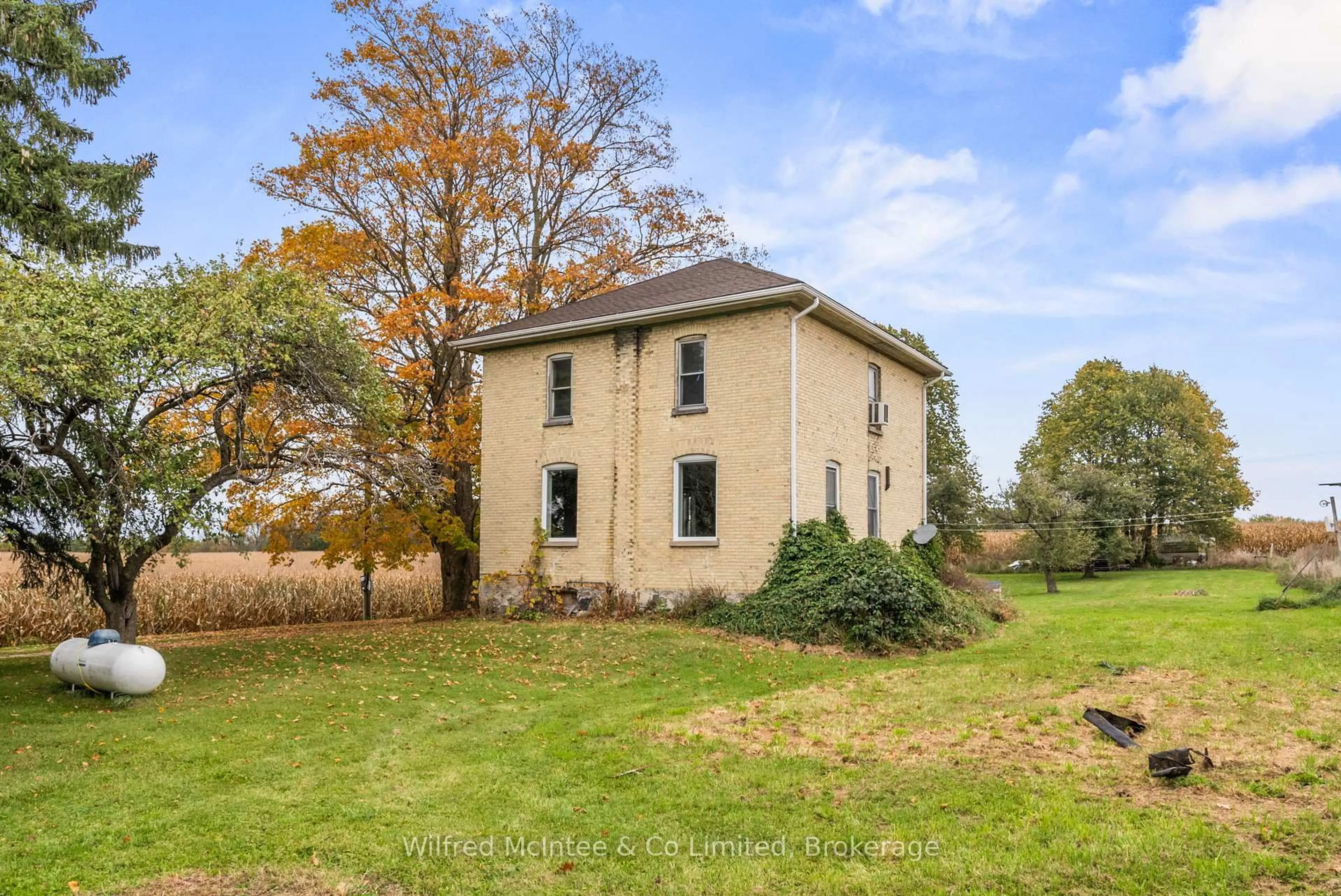 A pic from outside/outdoor area/front of a property/back of a property/a pic from drone, building for 570 20 Sdrd, Brockton Ontario N0G 2V0