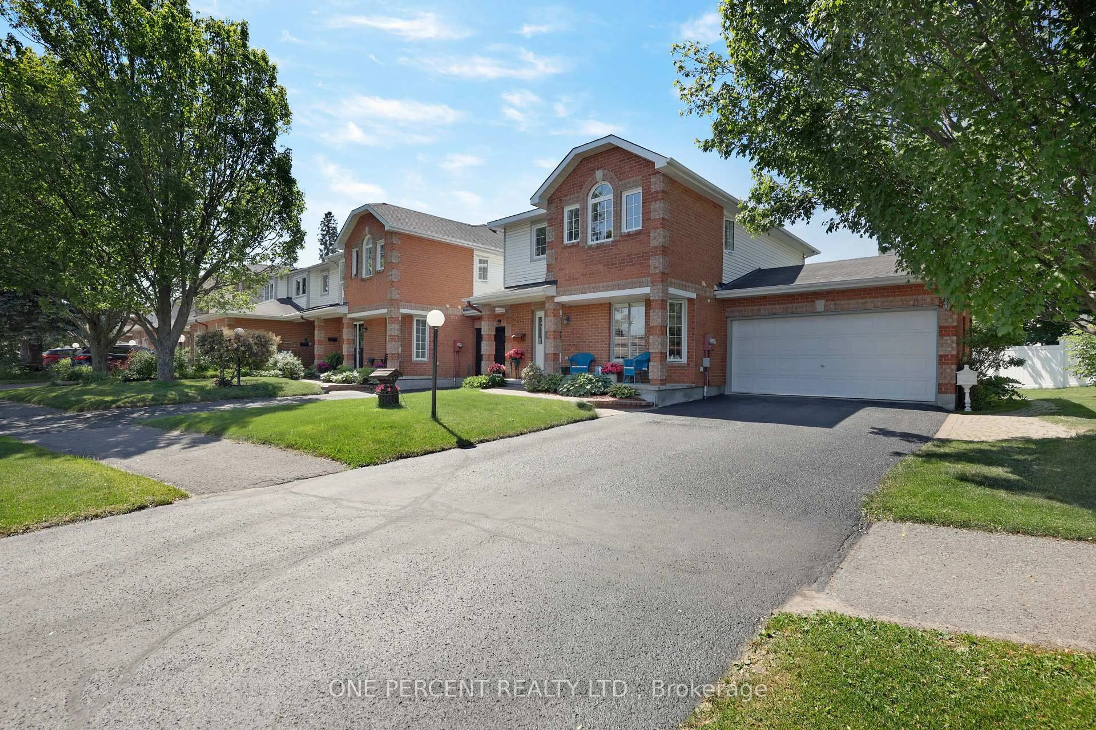 A pic from outside/outdoor area/front of a property/back of a property/a pic from drone, street for 127 Bridlewood Dr, Ottawa Ontario K2M 2G6
