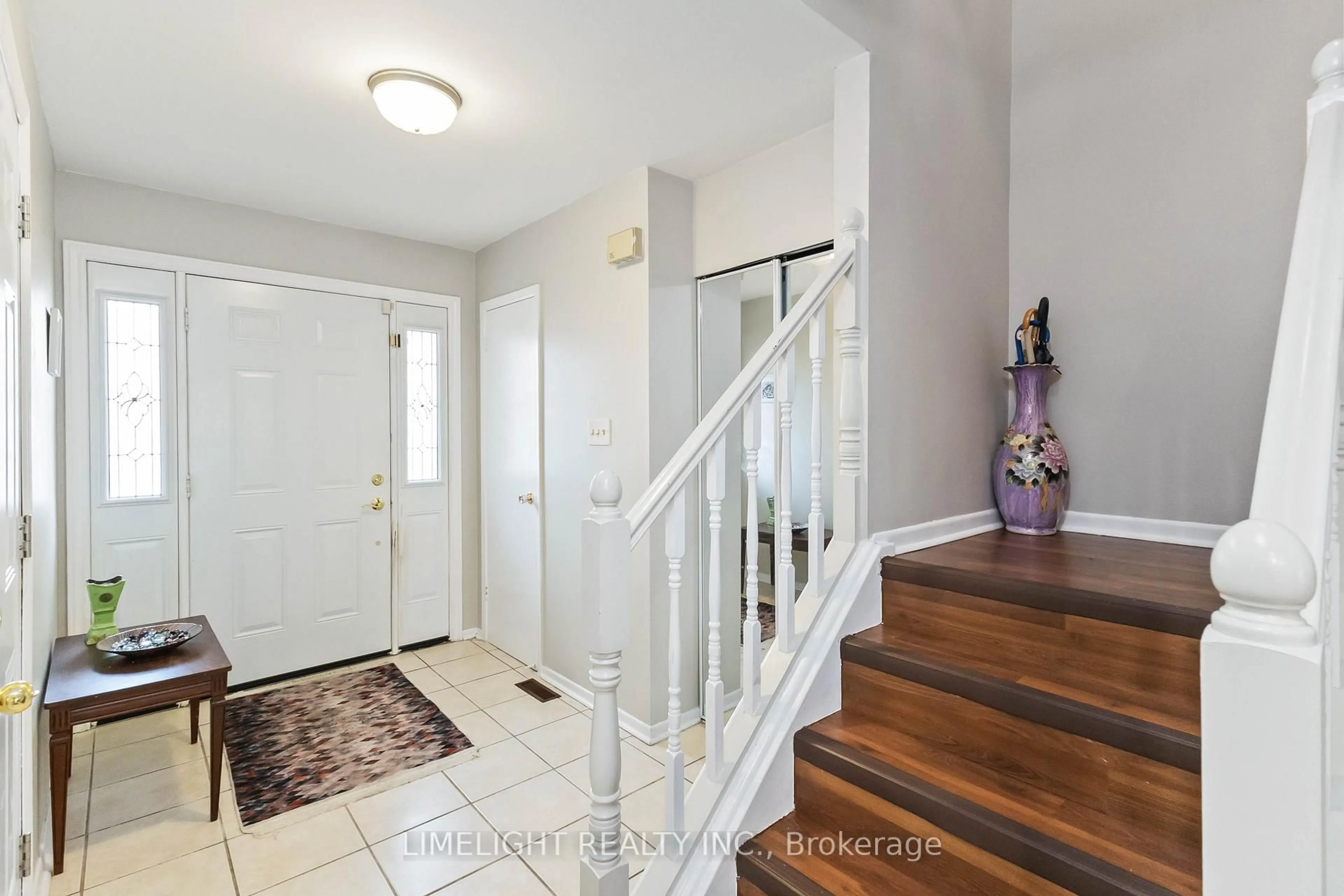 Indoor entryway for 669 Osgoode Dr #18, London South Ontario N6E 2C7