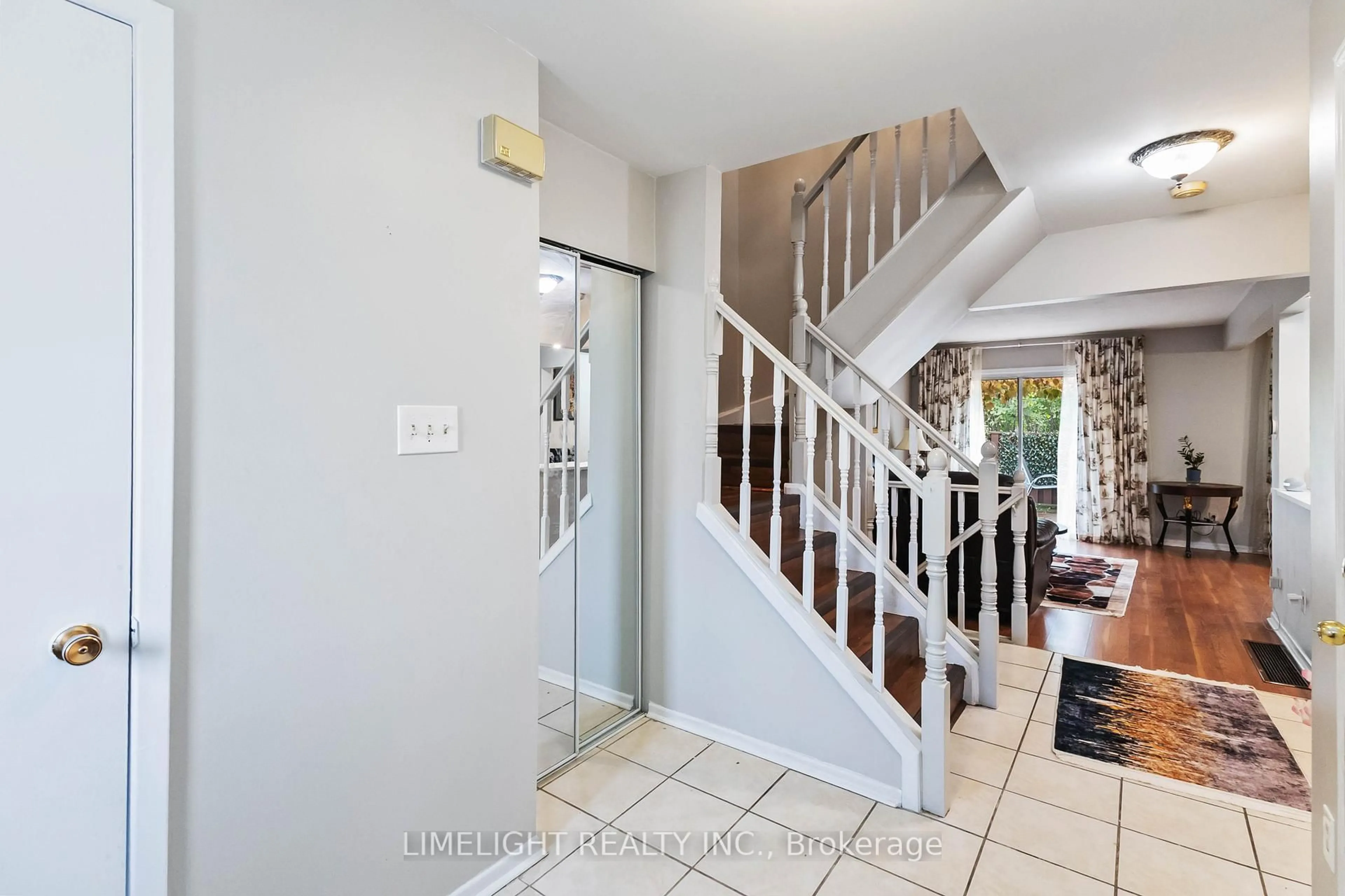 Indoor entryway for 669 Osgoode Dr #18, London South Ontario N6E 2C7