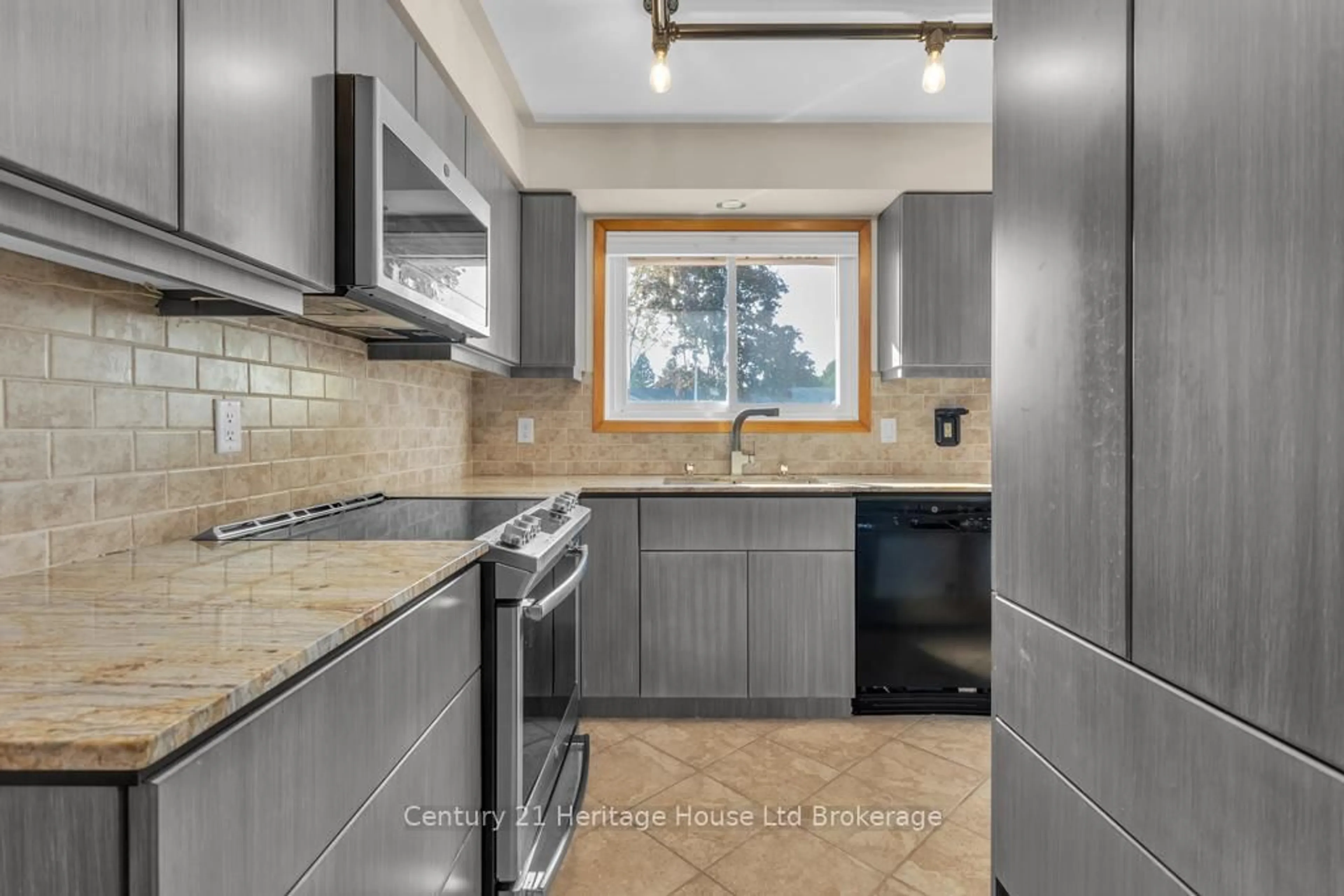 Standard kitchen, ceramic/tile floor for 12 Camdon Crt, Tillsonburg Ontario N4G 4B3