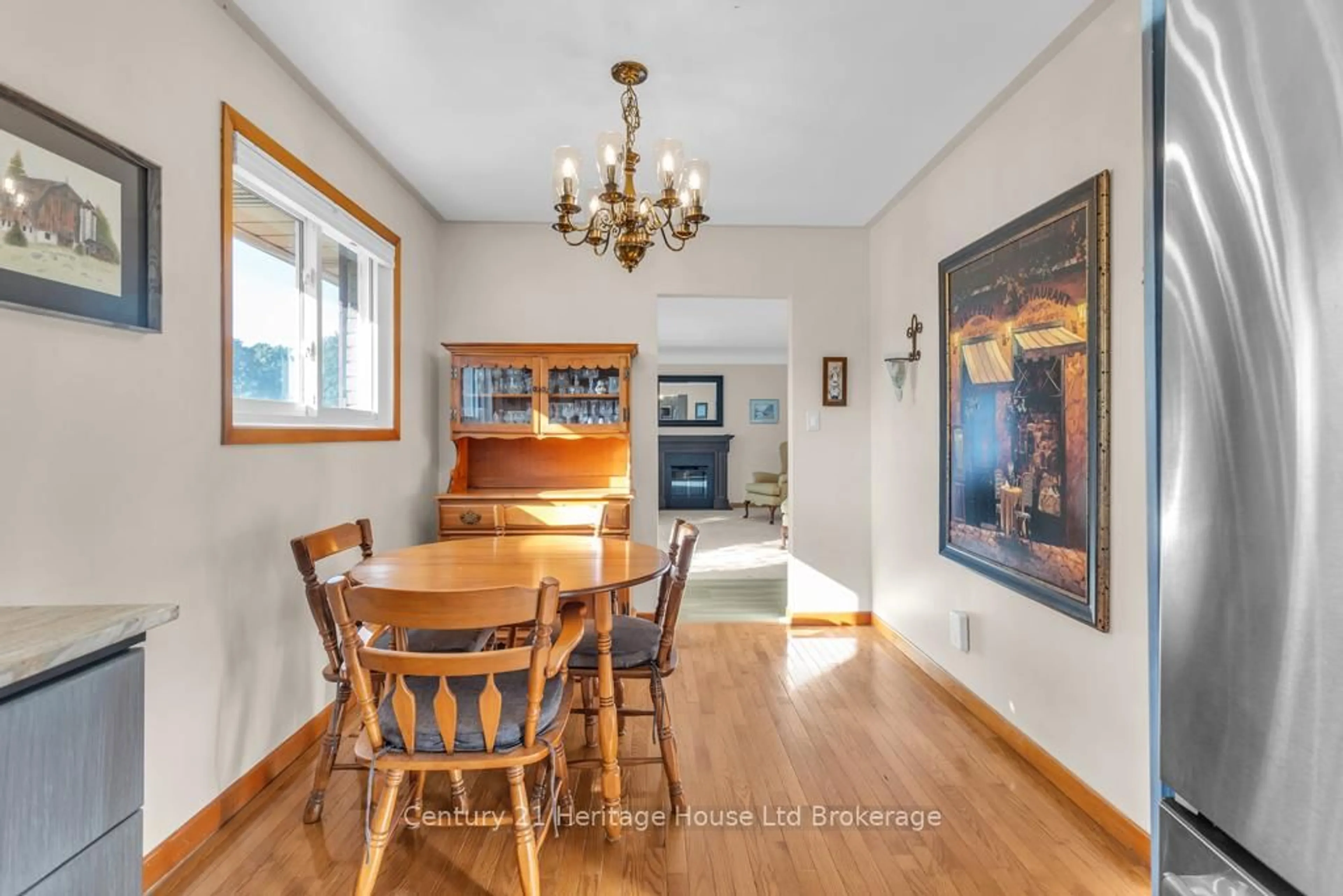 Dining room, wood/laminate floor for 12 Camdon Crt, Tillsonburg Ontario N4G 4B3