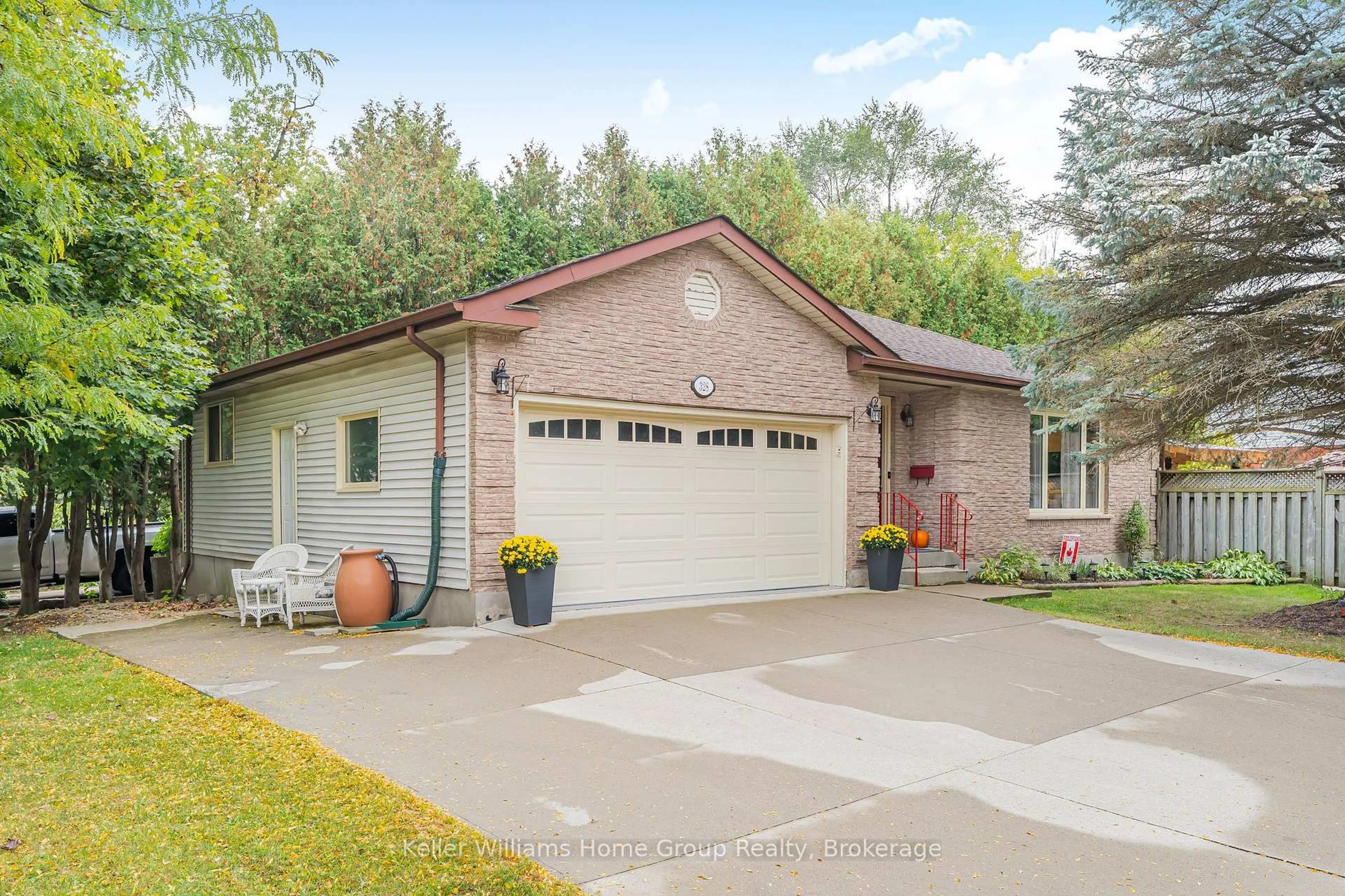 Home with brick exterior material, street for 328 Burnett Ave, Cambridge Ontario N1T 1G6