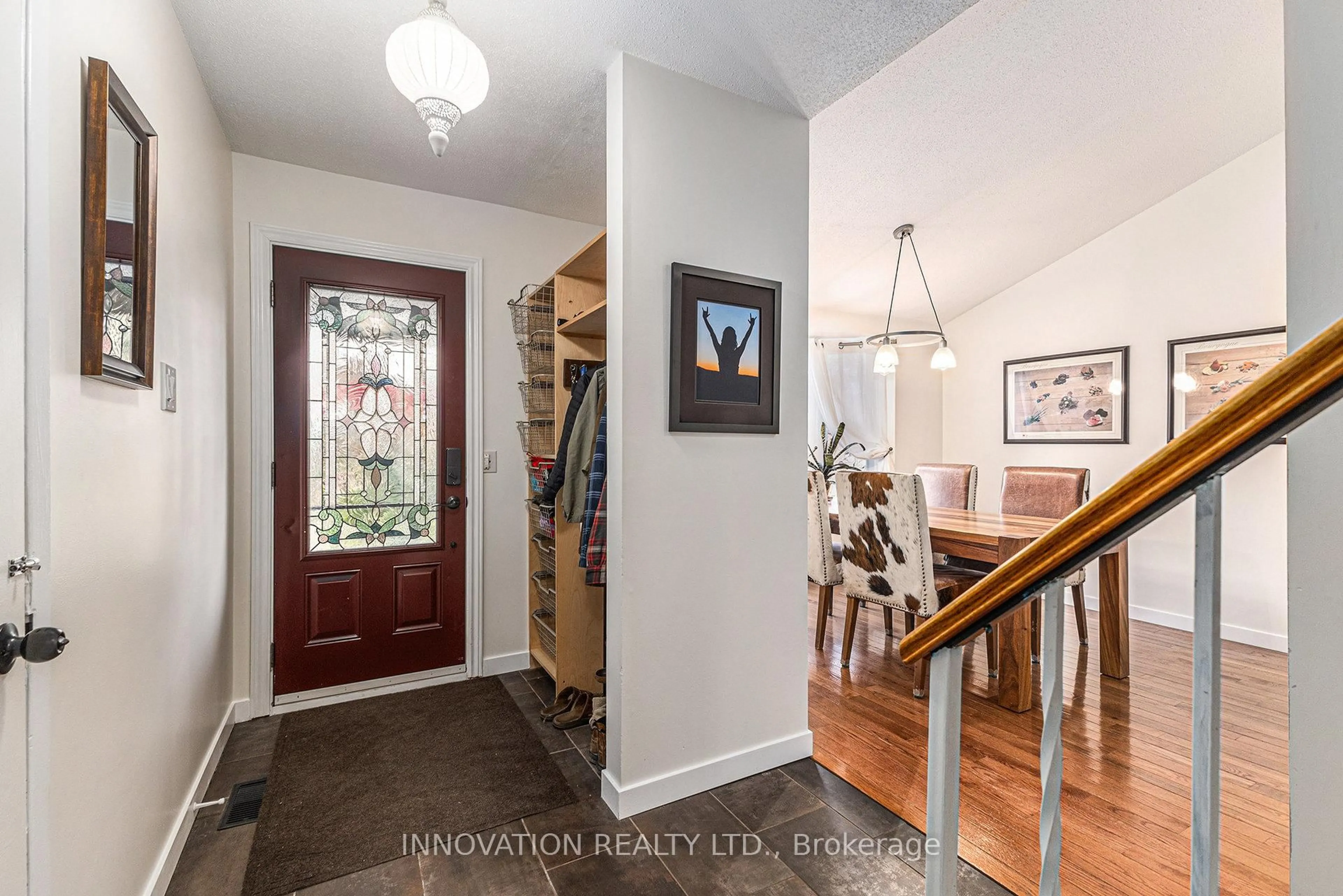 Indoor entryway for 43 Liston Cres, Ottawa Ontario K2L 2W3