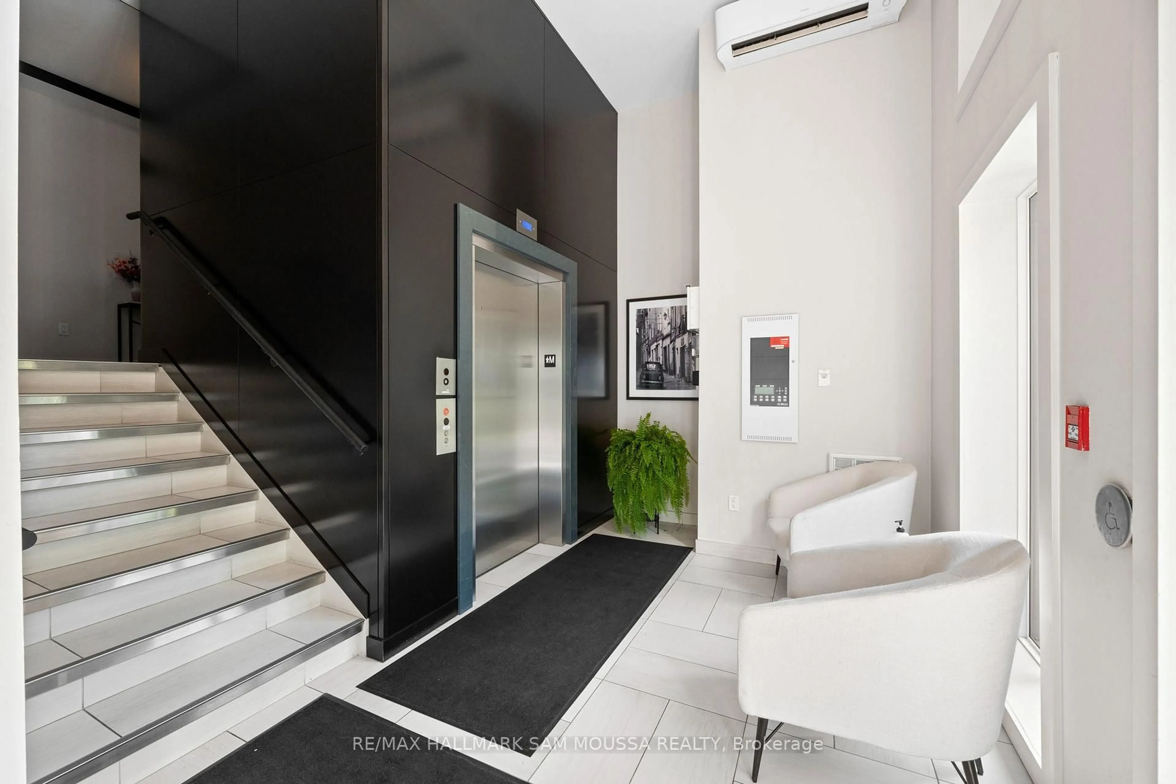 Indoor foyer for 120 Cortile Private #101, Ottawa Ontario K1V 2S8
