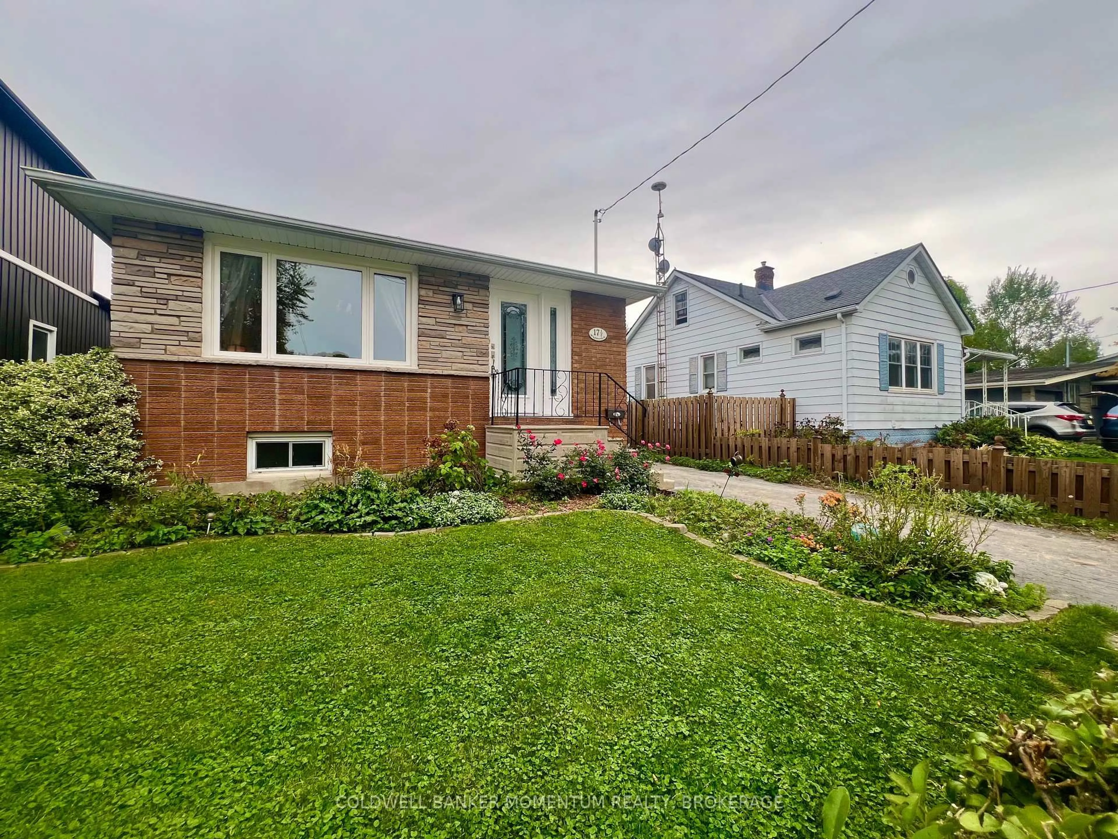 A pic from outside/outdoor area/front of a property/back of a property/a pic from drone, street for 17 1/2 Whitworth St, St. Catharines Ontario L2S 1G5
