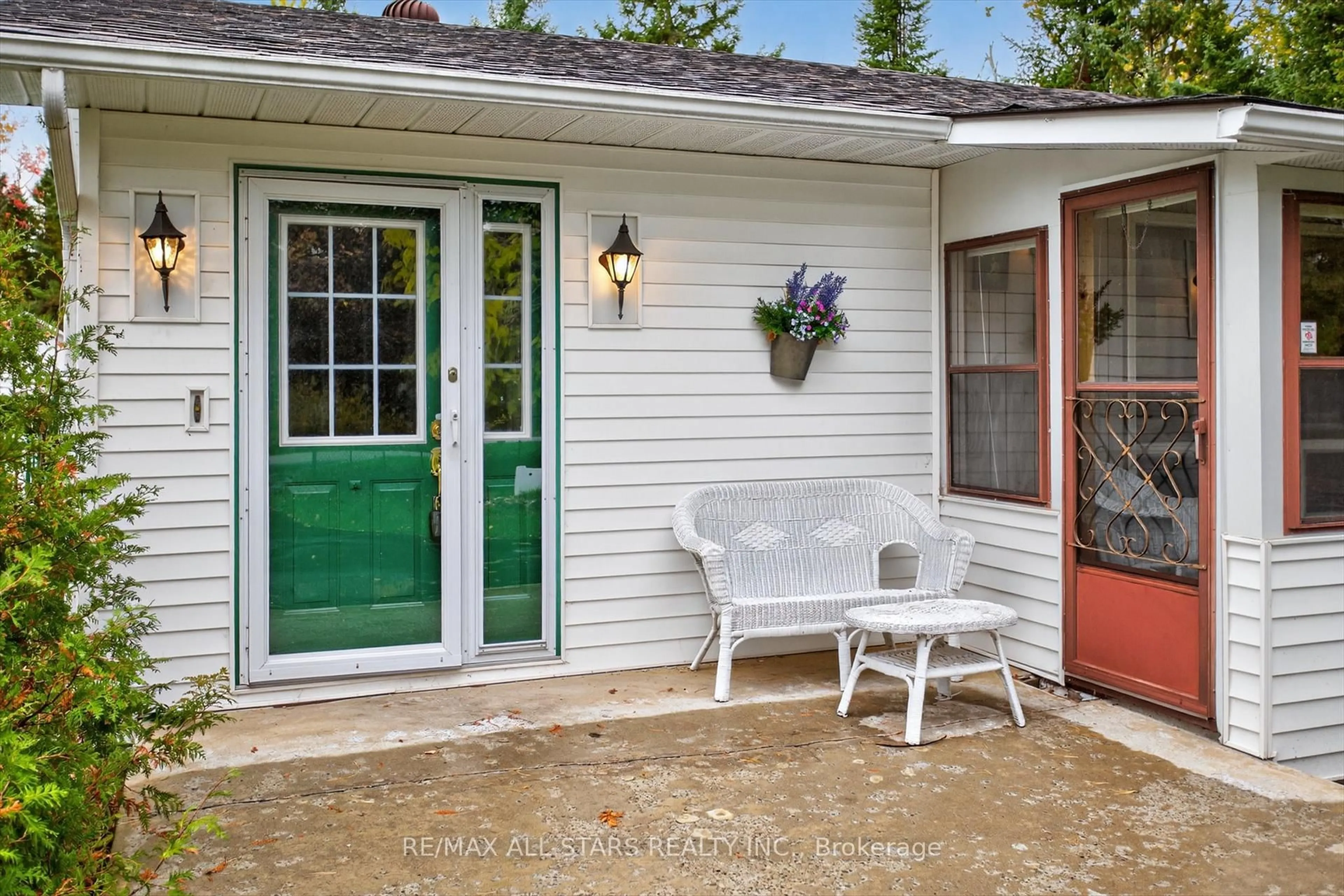 Patio, street for 104 Trent Canal Rd, Kawartha Lakes Ontario L9P 1M7