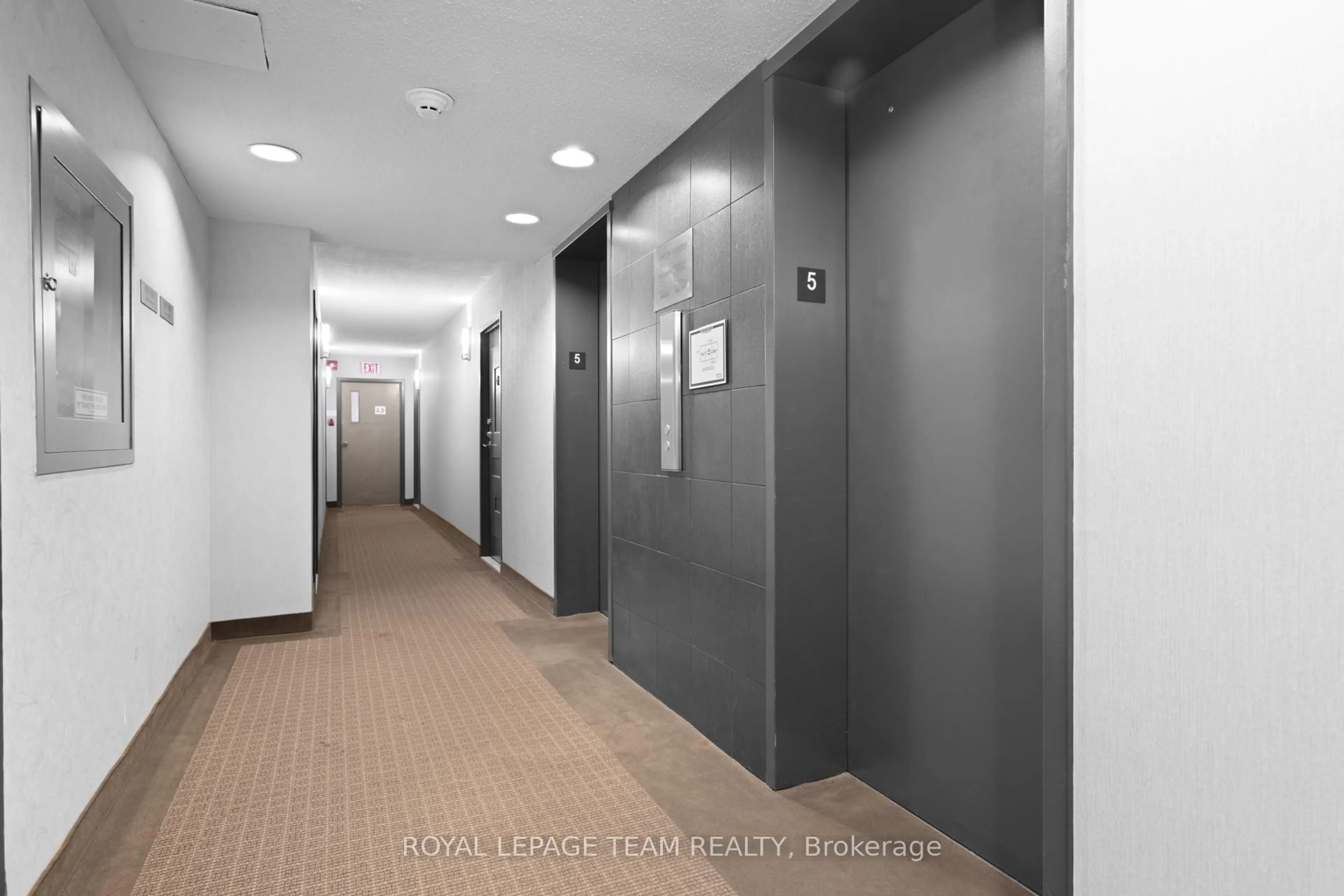 Indoor foyer for 141 Somerset St #503, Ottawa Ontario K2P 2H1