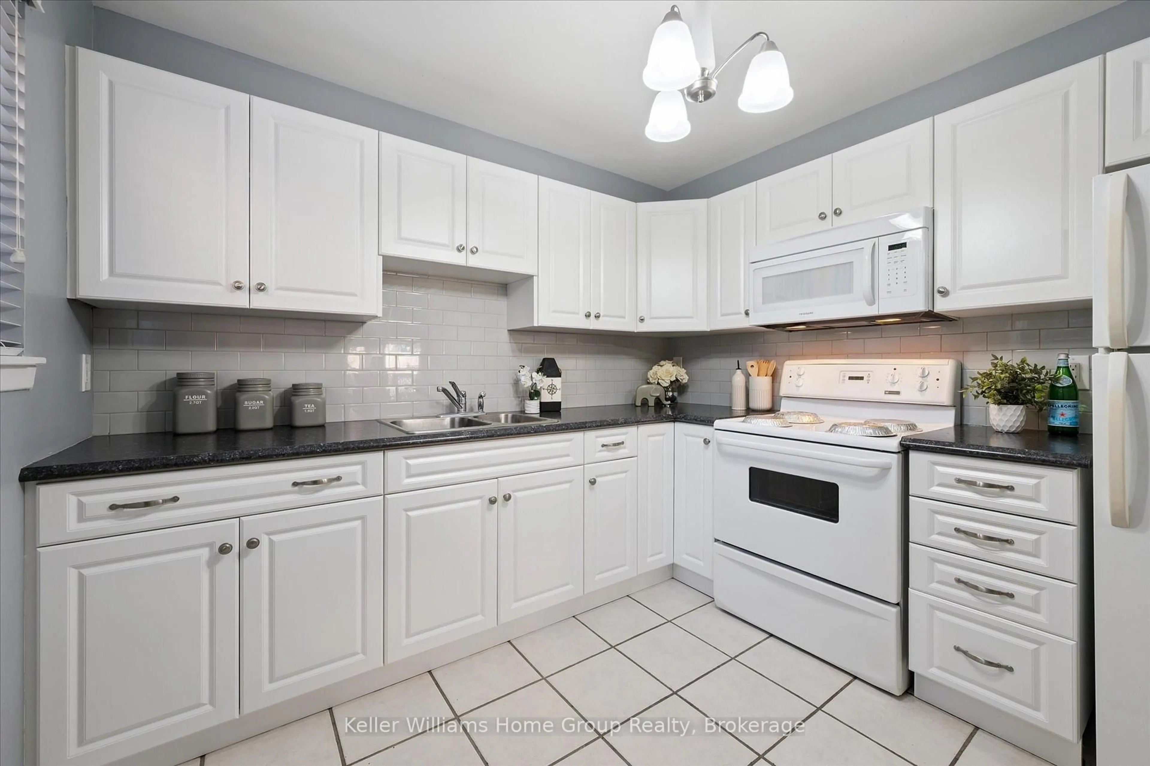 Standard kitchen, ceramic/tile floor for 201 Silvercreek Pkwy #39, Guelph Ontario N1H 3T4