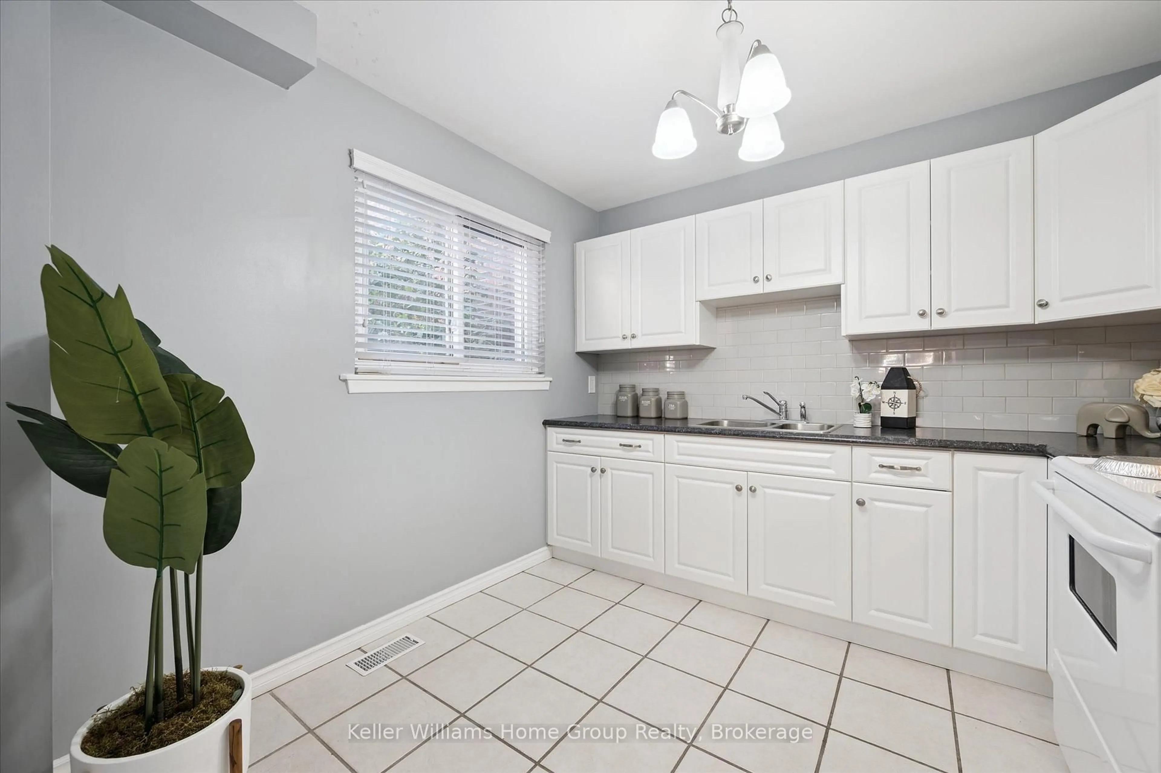 Standard kitchen, ceramic/tile floor for 201 Silvercreek Pkwy #39, Guelph Ontario N1H 3T4