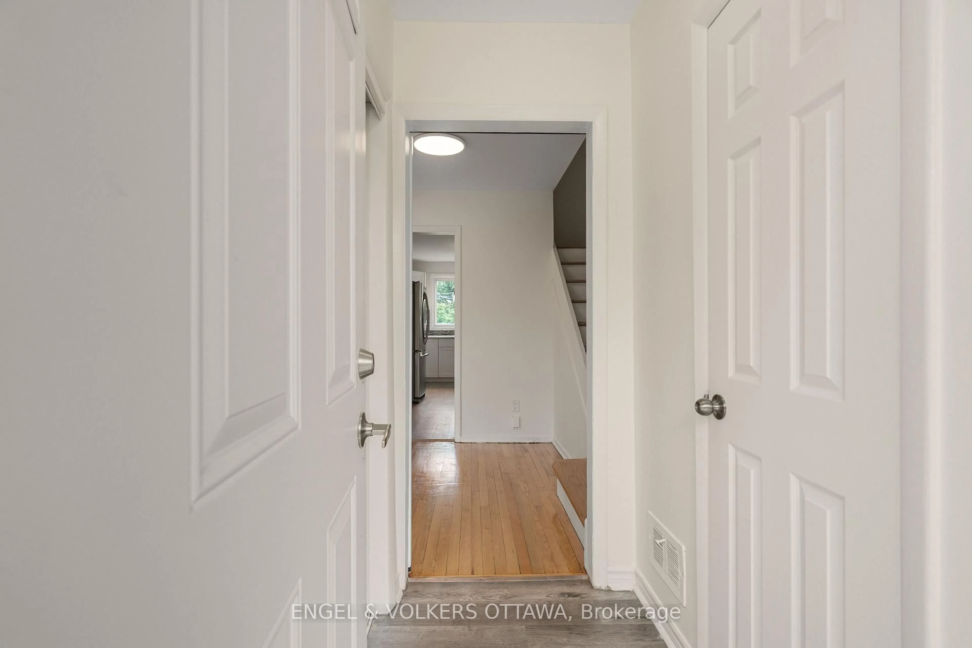 Indoor entryway for 2726-2728 Colman St, Ottawa Ontario K1V 8J9