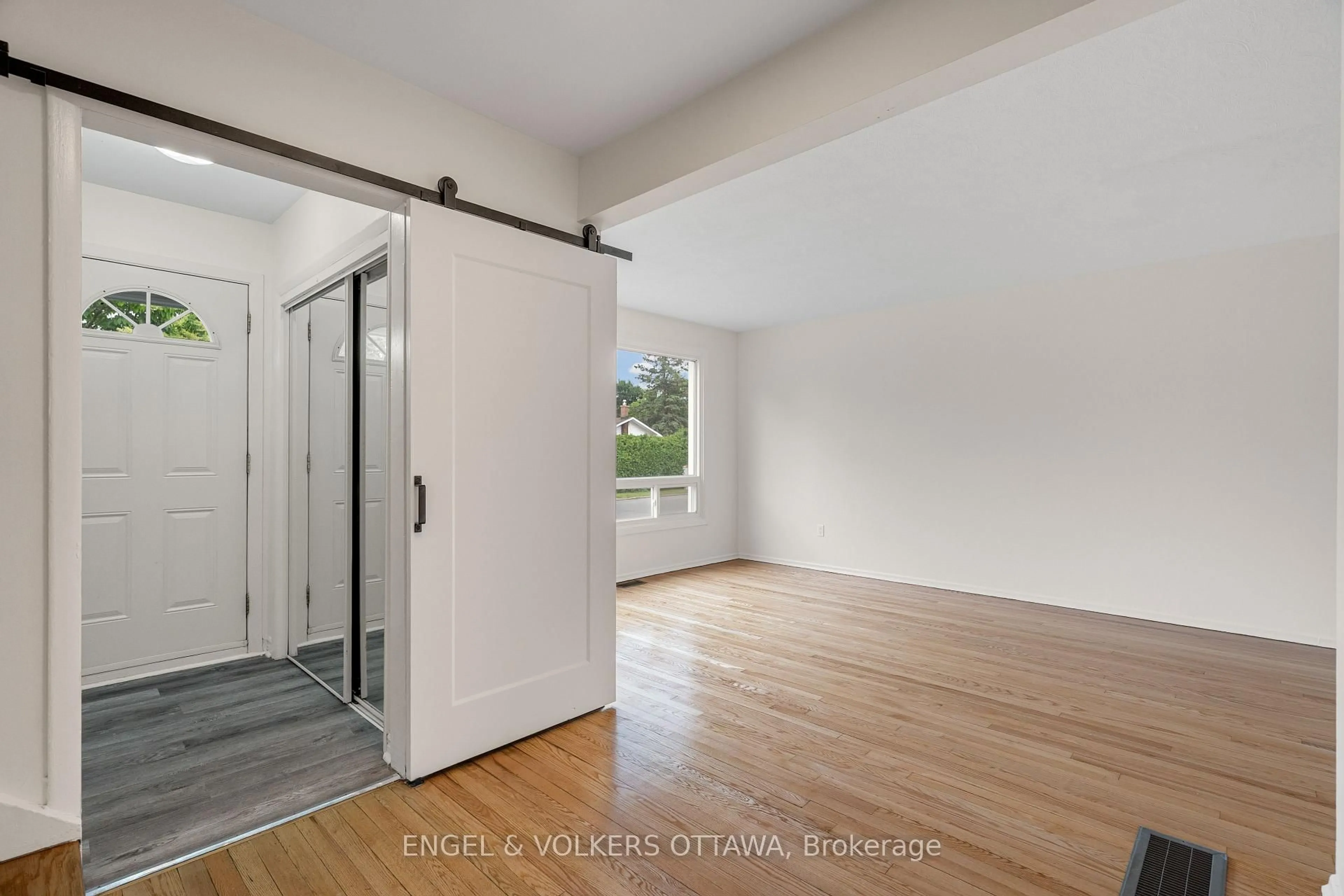 Unknown for 2726-2728 Colman St, Ottawa Ontario K1V 8J9